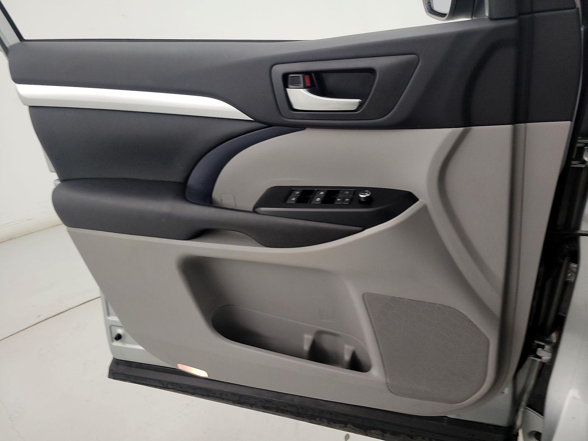 Thumbnail: 2018 Toyota Highlander - 12