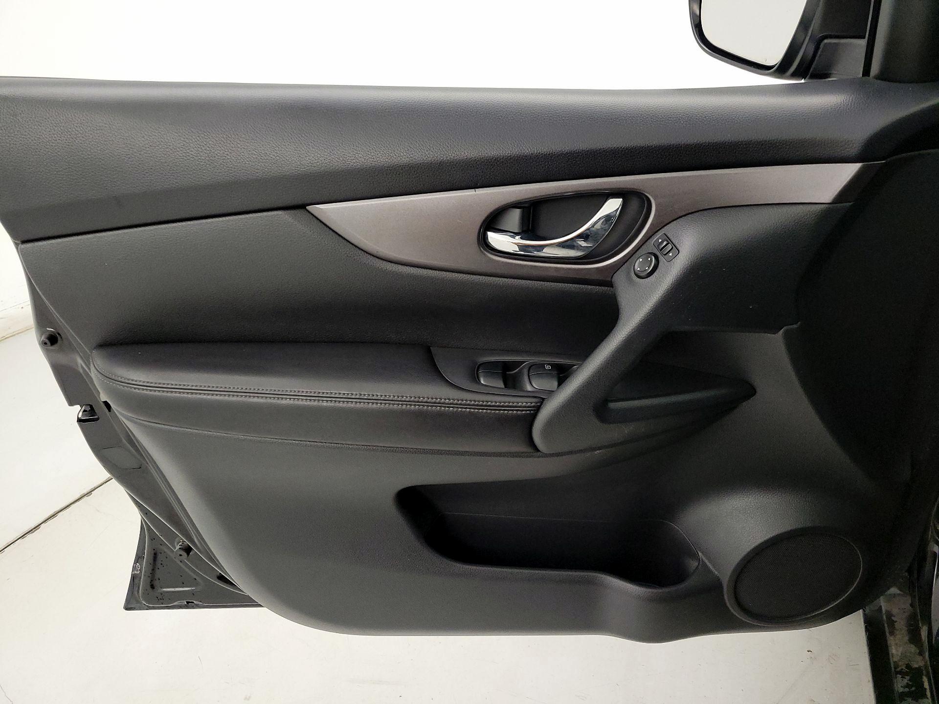 Thumbnail: 2016 Nissan Rogue - 12