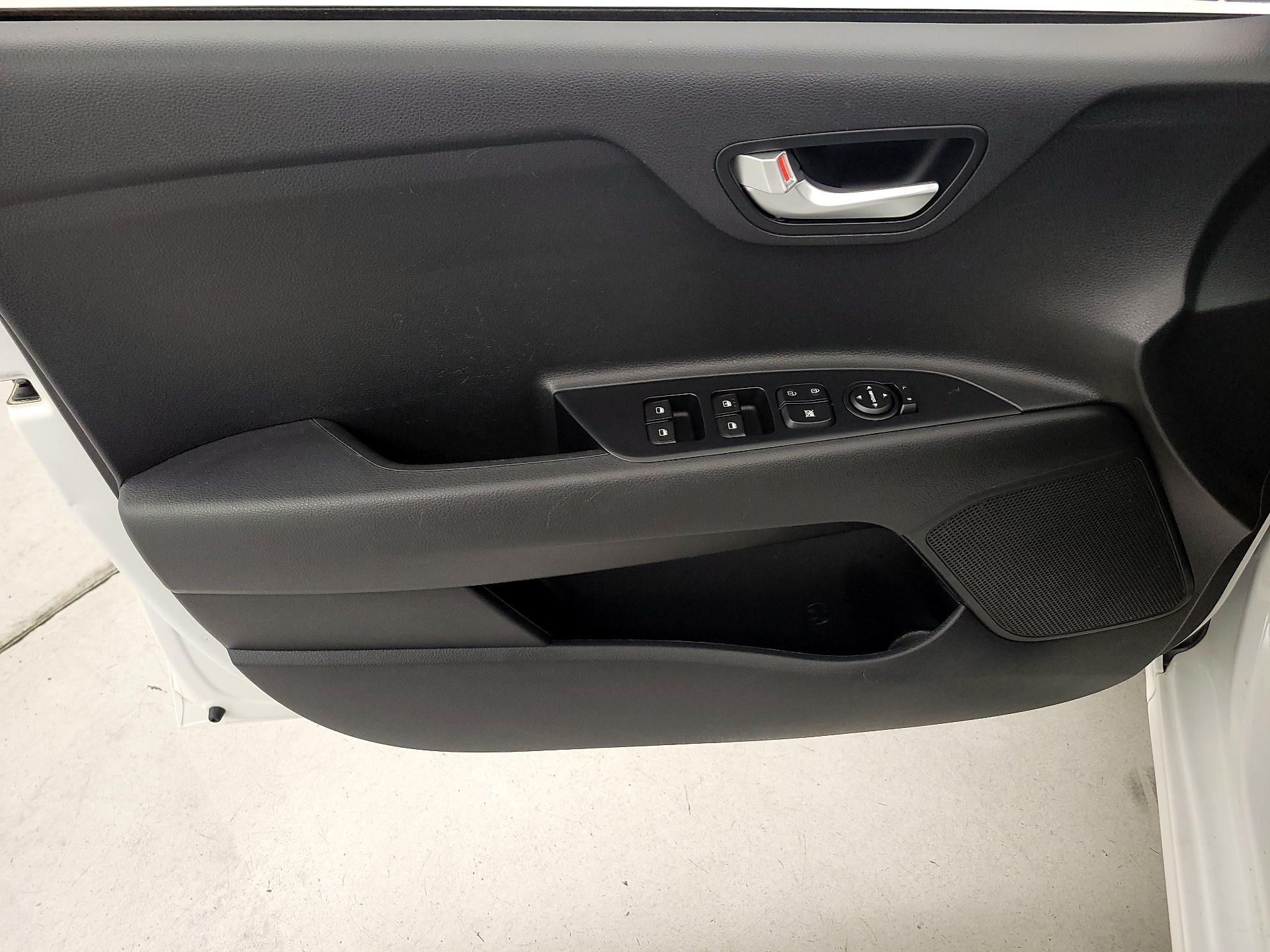 Thumbnail: 2020 Kia Rio - 12