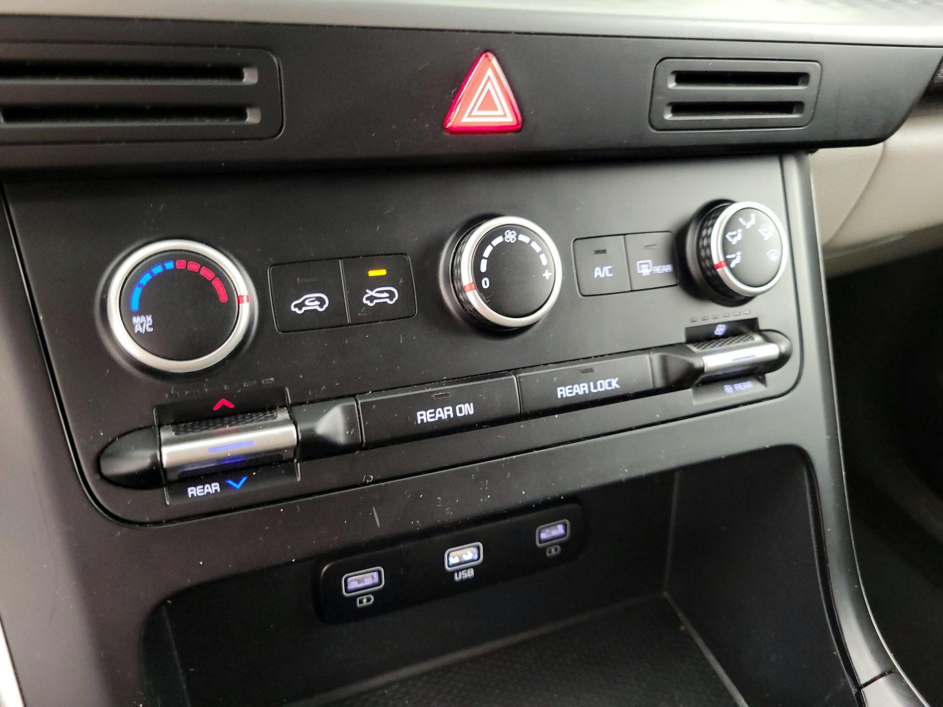 Thumbnail: 2022 Kia Carnival - 16