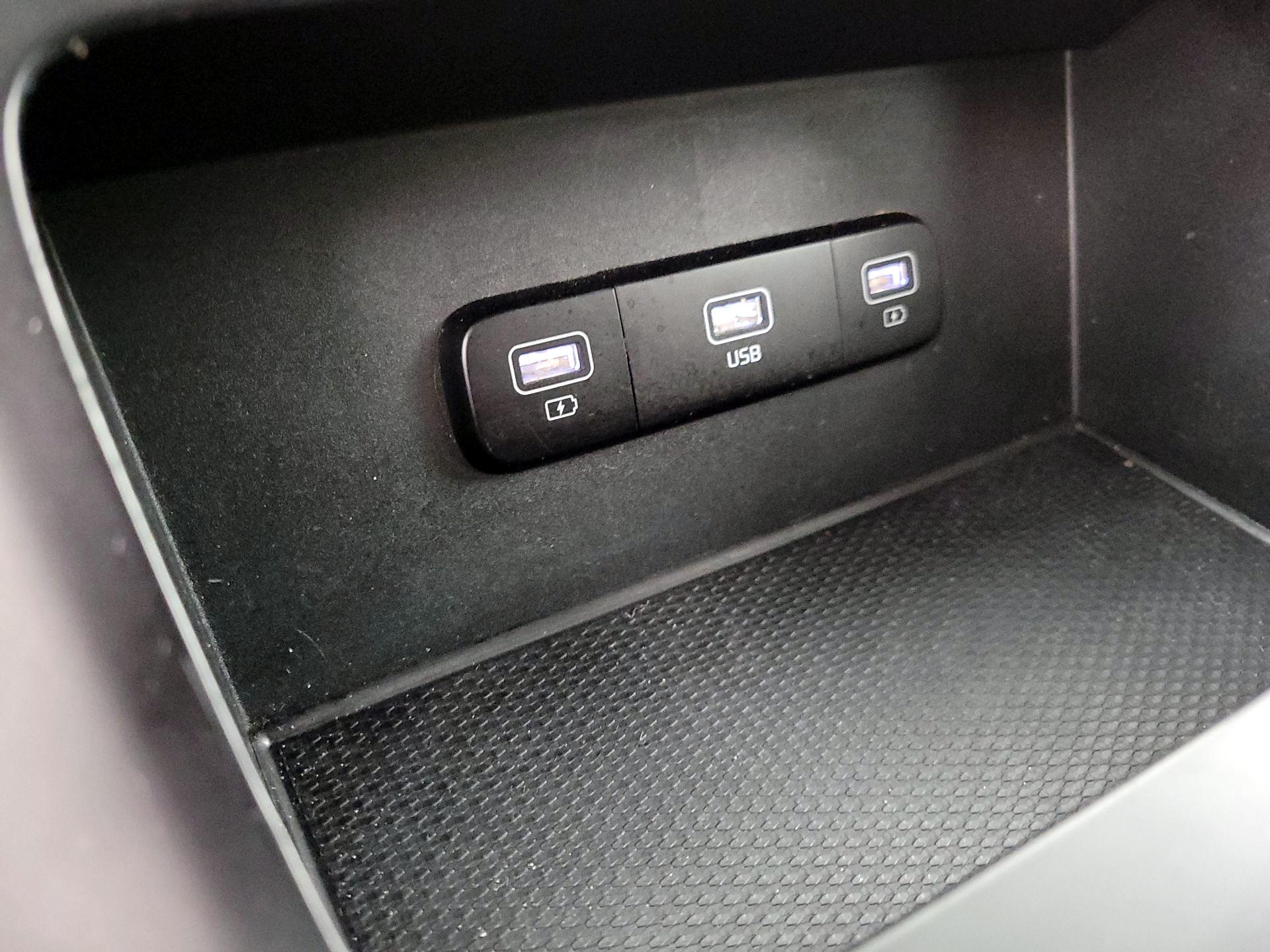 Thumbnail: 2022 Kia Carnival - 18