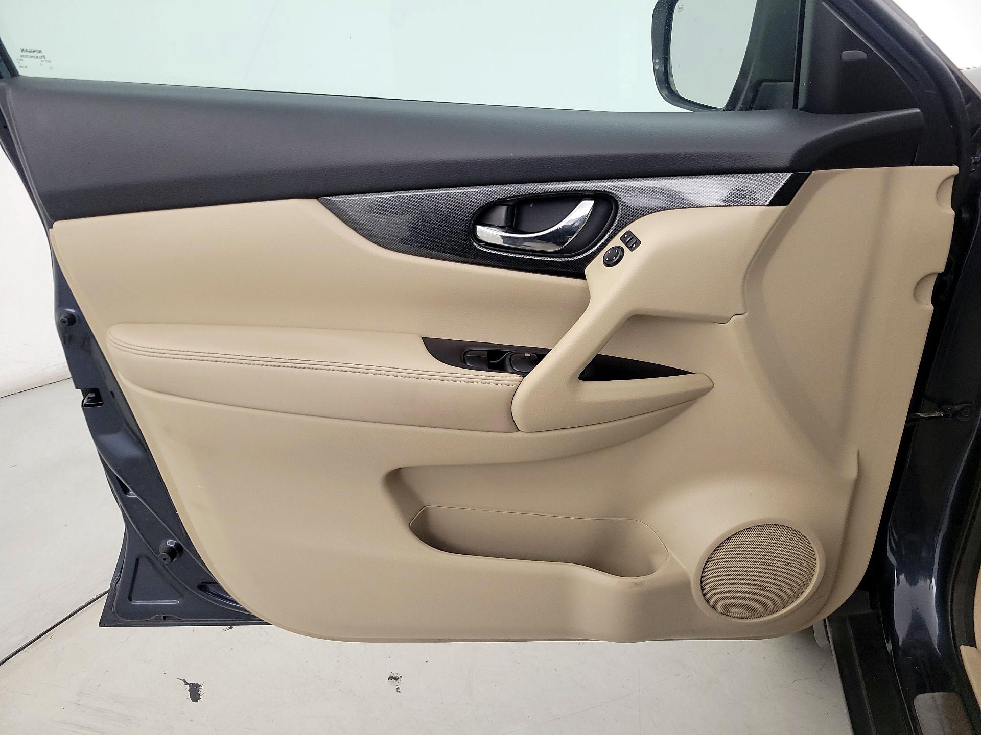Thumbnail: 2015 Nissan Rogue - 12