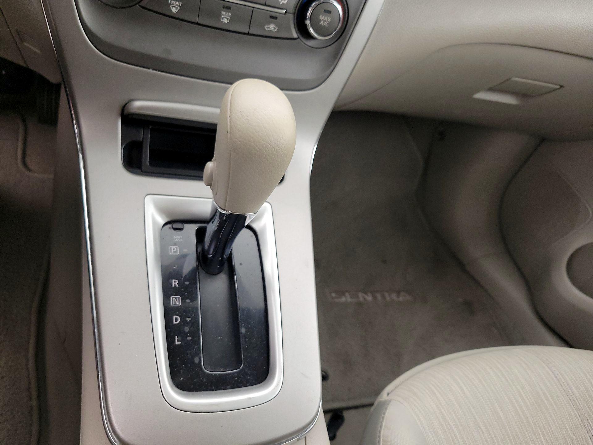 Thumbnail: 2014 Nissan Sentra - 16