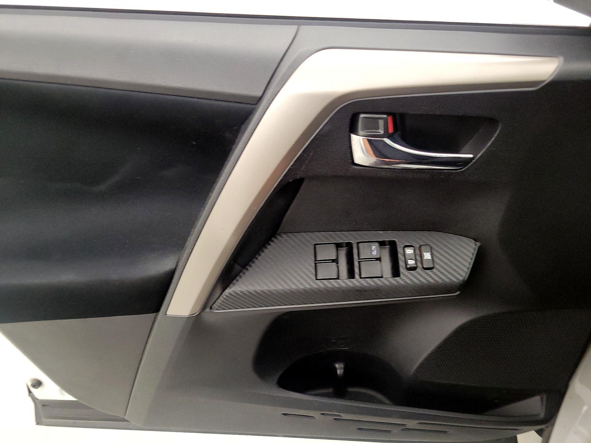 Thumbnail: 2015 Toyota RAV4 - 12