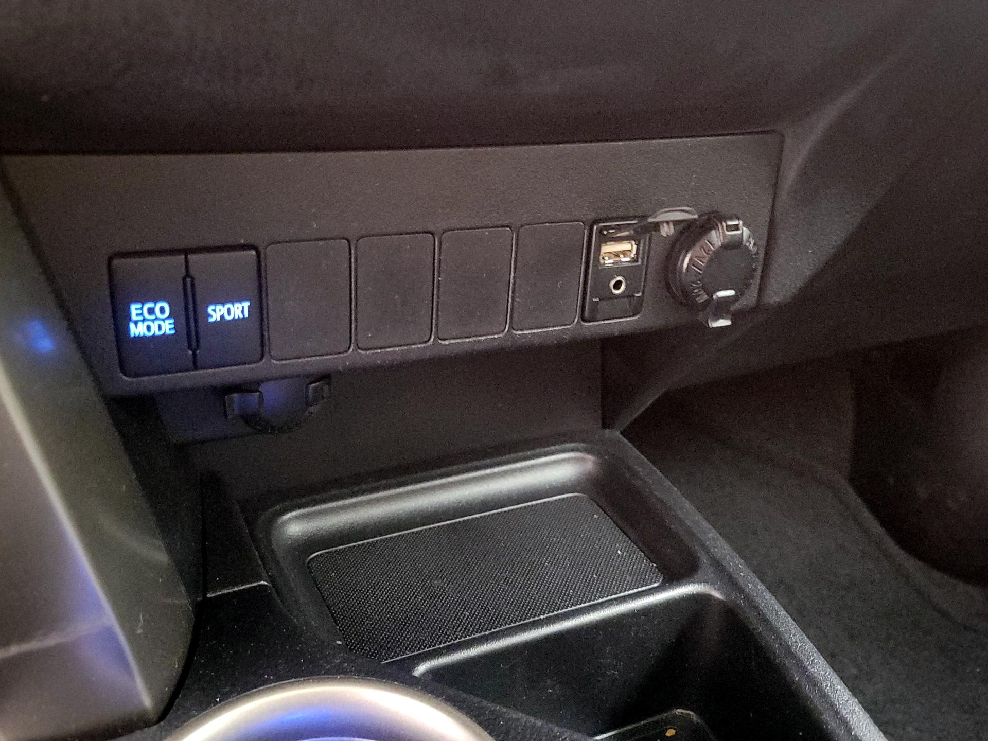 Thumbnail: 2015 Toyota RAV4 - 18