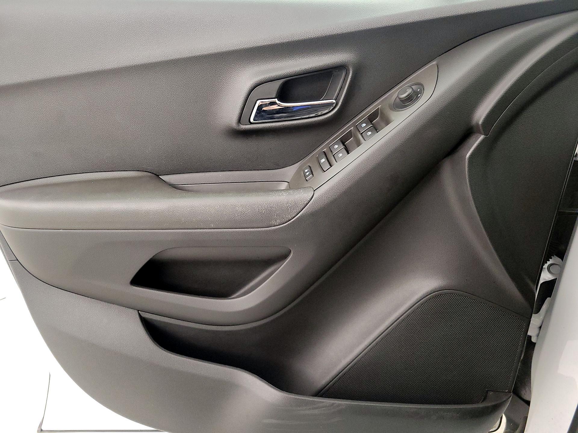 Thumbnail: 2015 Chevrolet Trax - 12