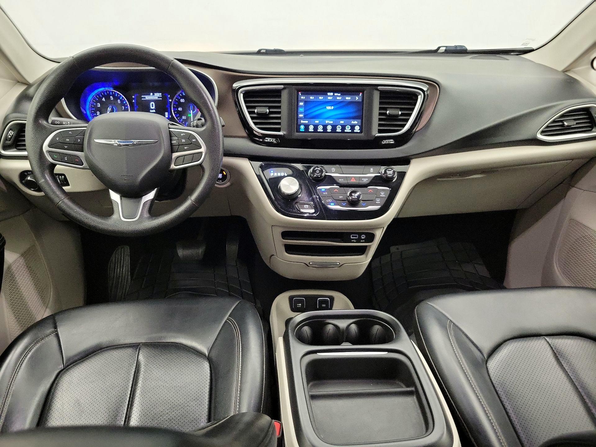 Thumbnail: 2020 Chrysler Voyager - 9