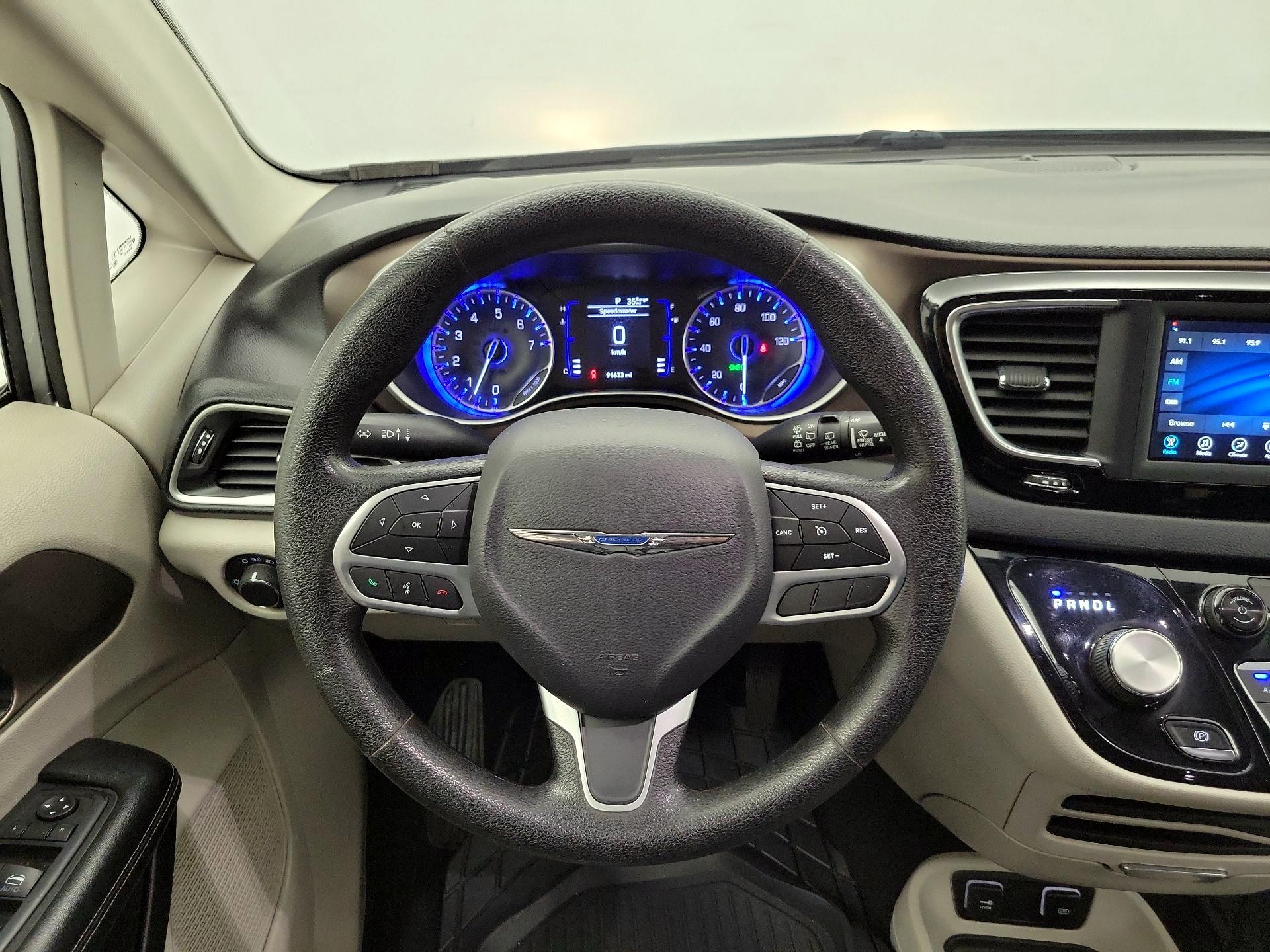 Thumbnail: 2020 Chrysler Voyager - 10