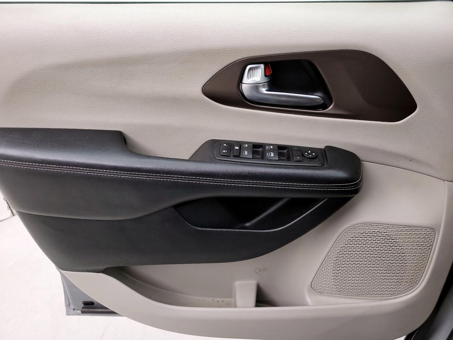 Thumbnail: 2020 Chrysler Voyager - 12