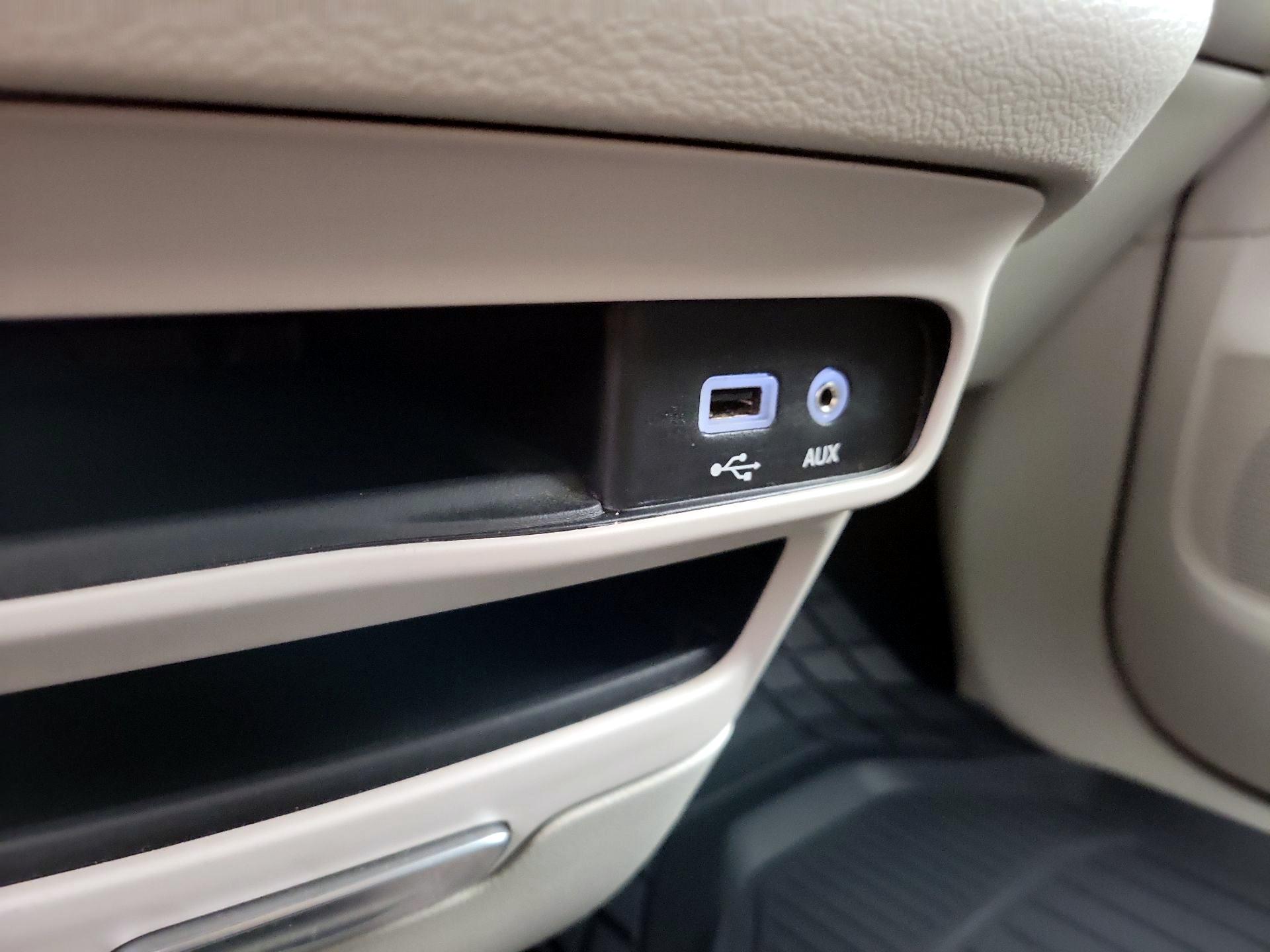 Thumbnail: 2020 Chrysler Voyager - 18