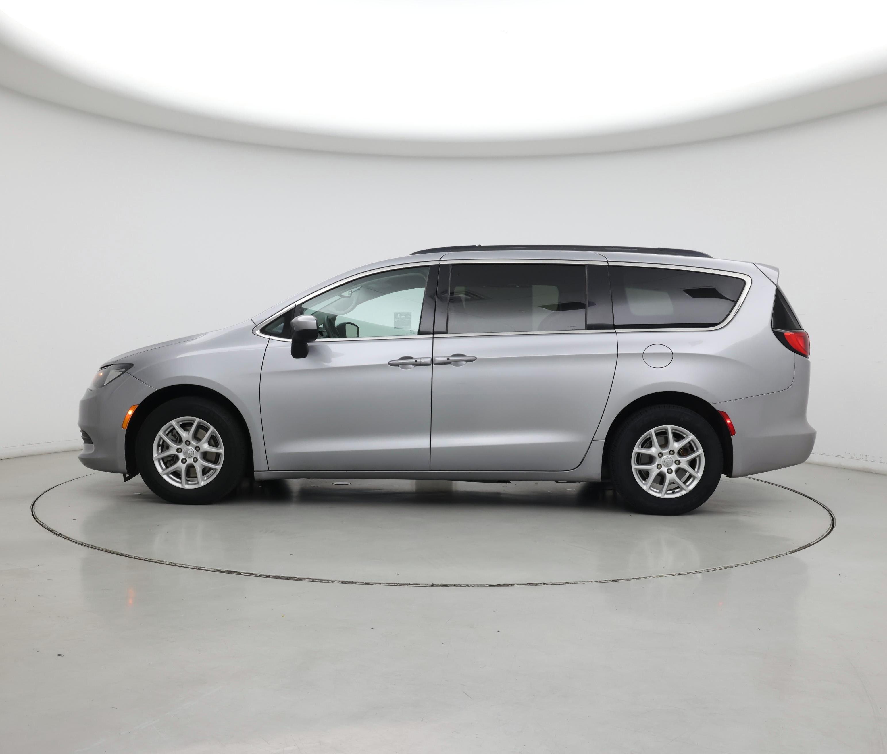 Thumbnail: 2020 Chrysler Voyager - 3