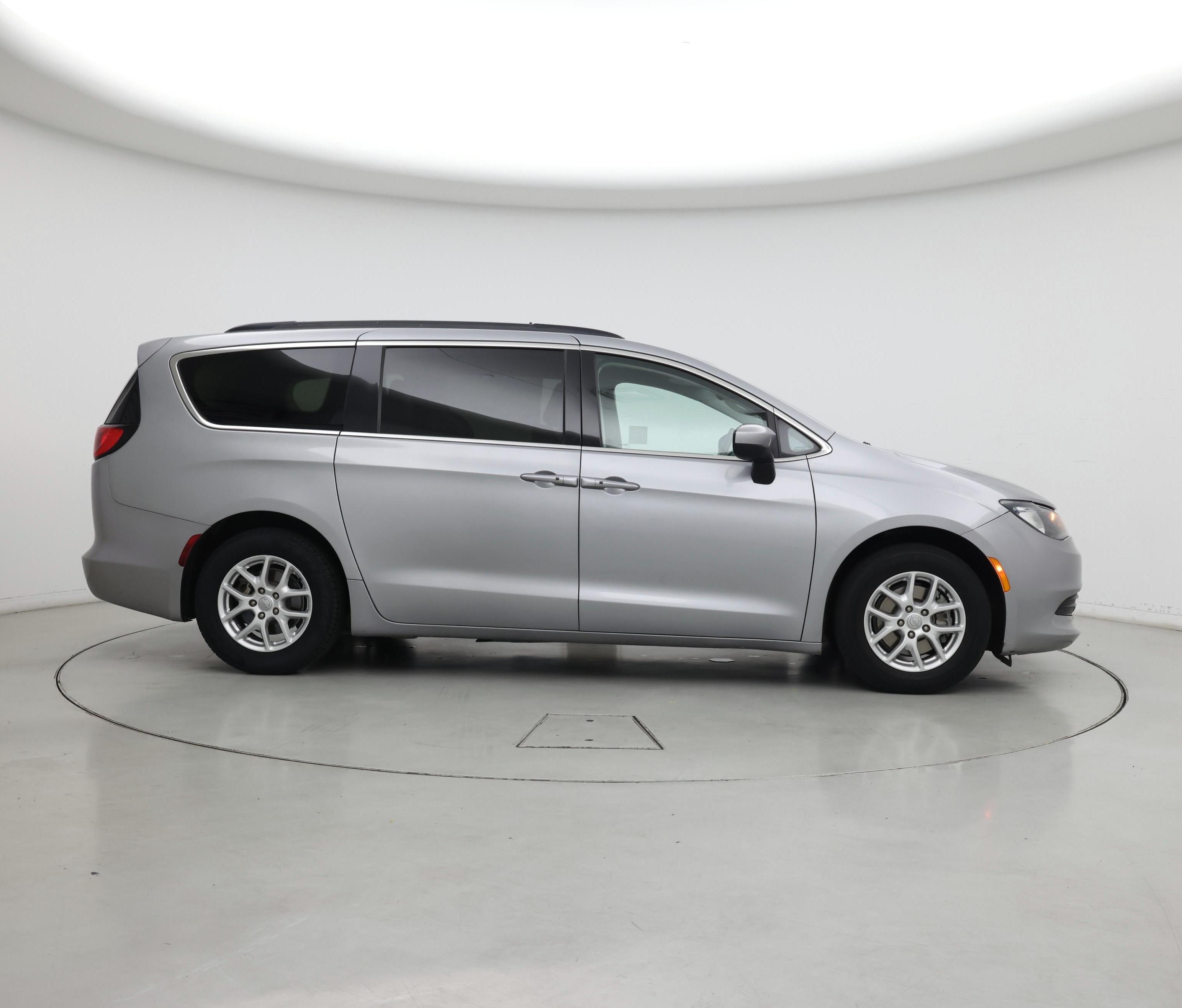 Thumbnail: 2020 Chrysler Voyager - 7