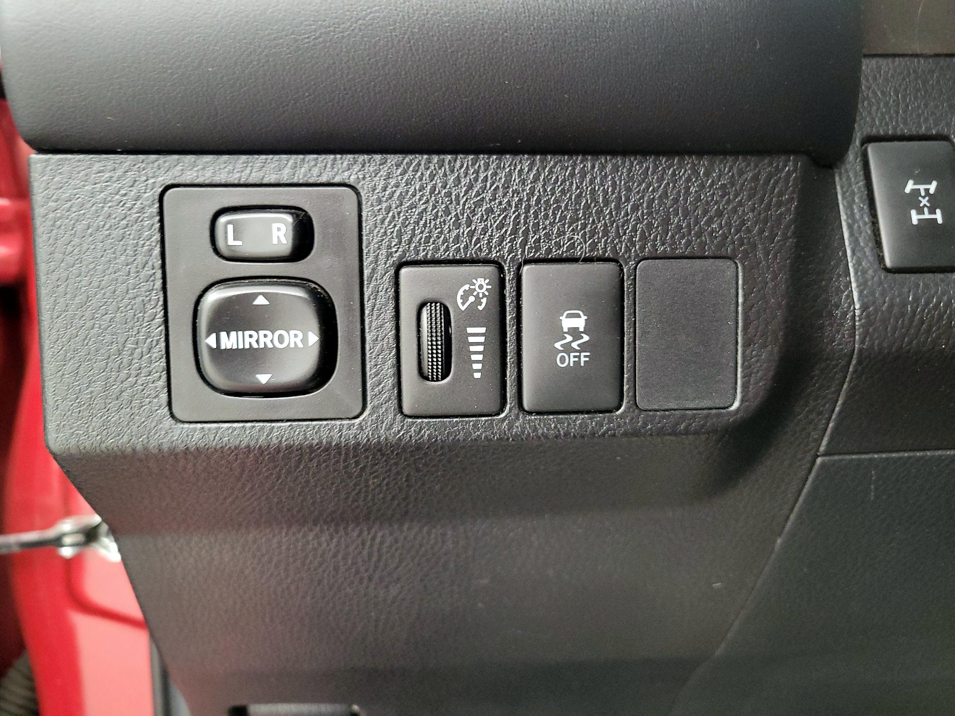Thumbnail: 2015 Toyota RAV4 - 13