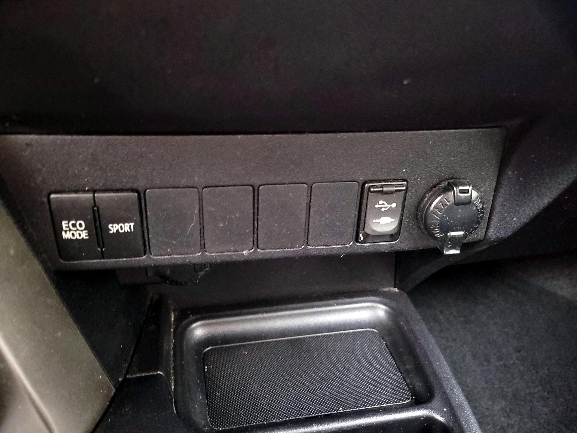 Thumbnail: 2015 Toyota RAV4 - 18