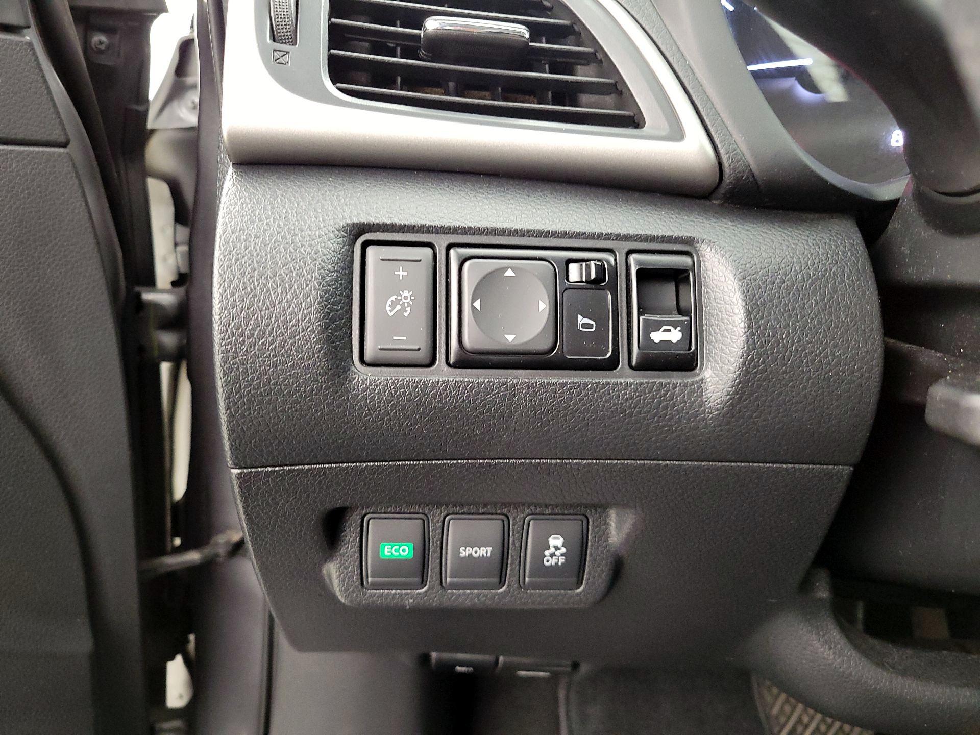 Thumbnail: 2015 Nissan Sentra - 13