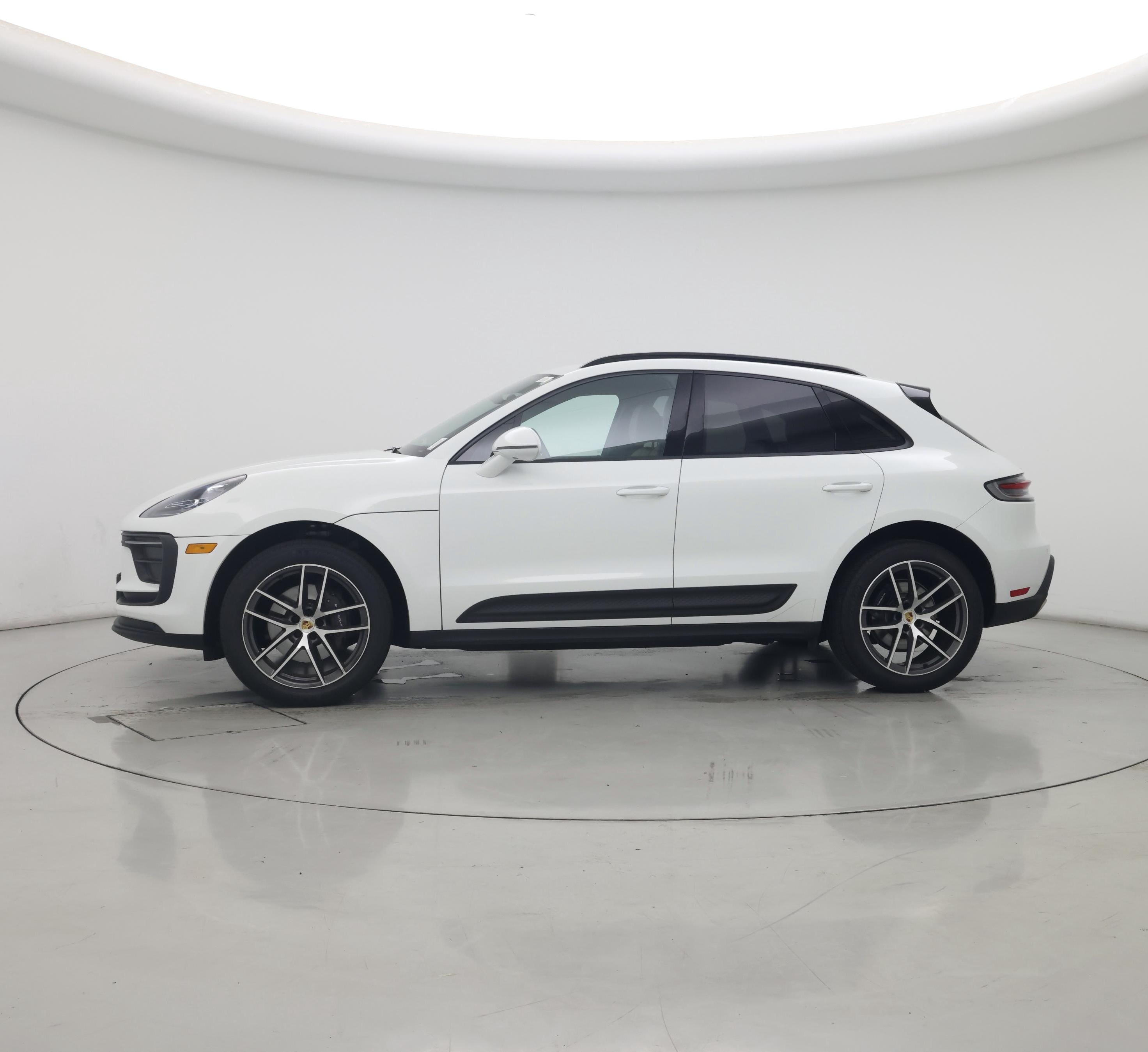 Thumbnail: 2022 Porsche Macan - 3