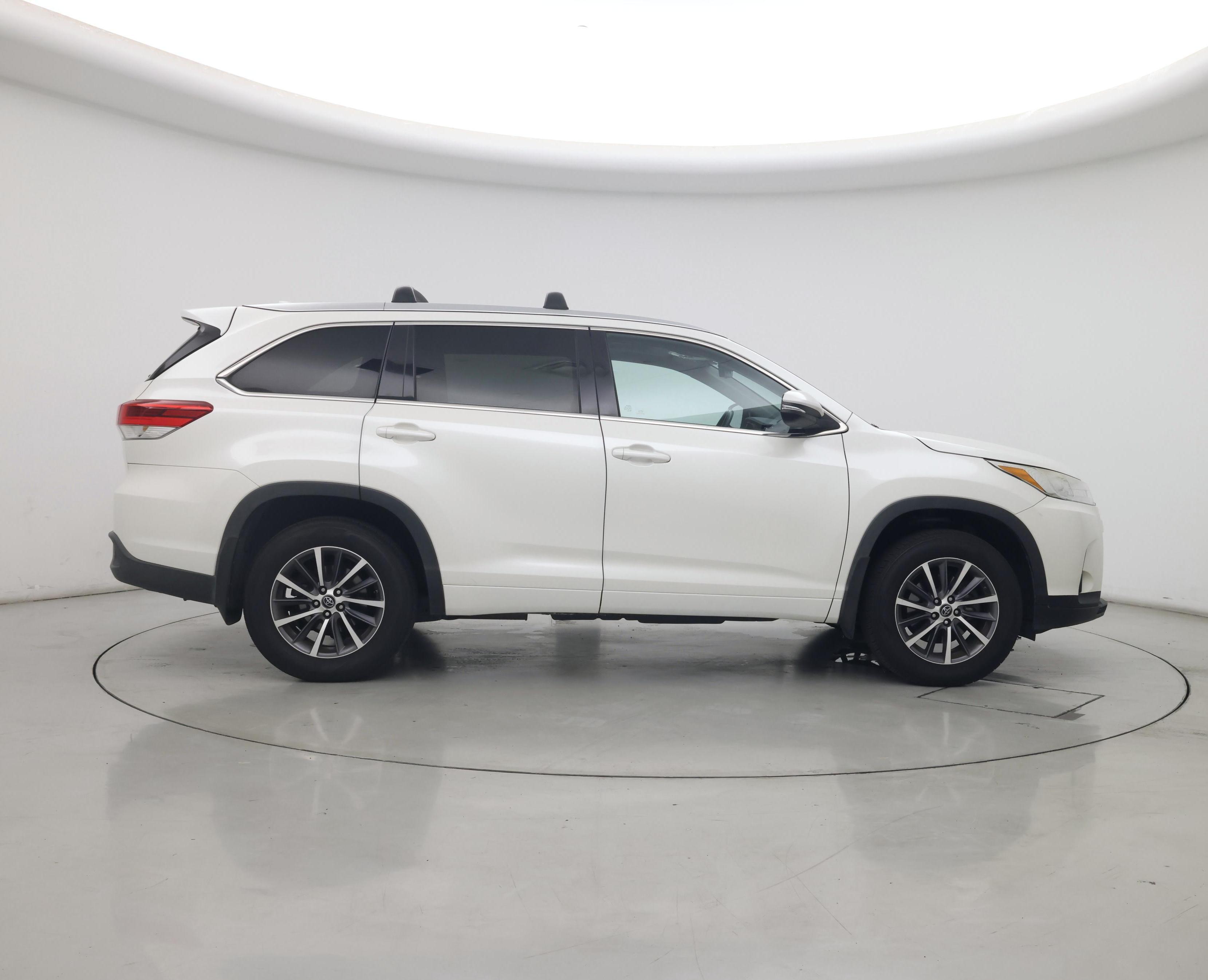 Thumbnail: 2017 Toyota Highlander - 7