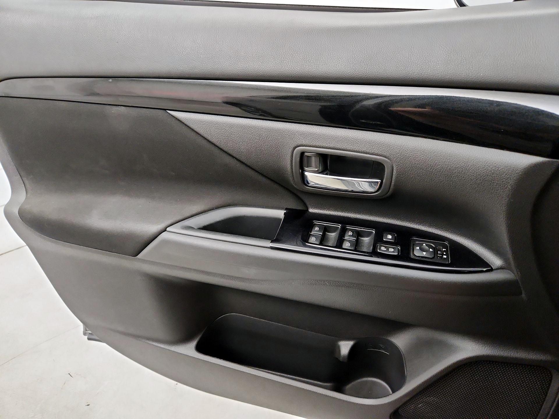Thumbnail: 2020 Mitsubishi Outlander - 12