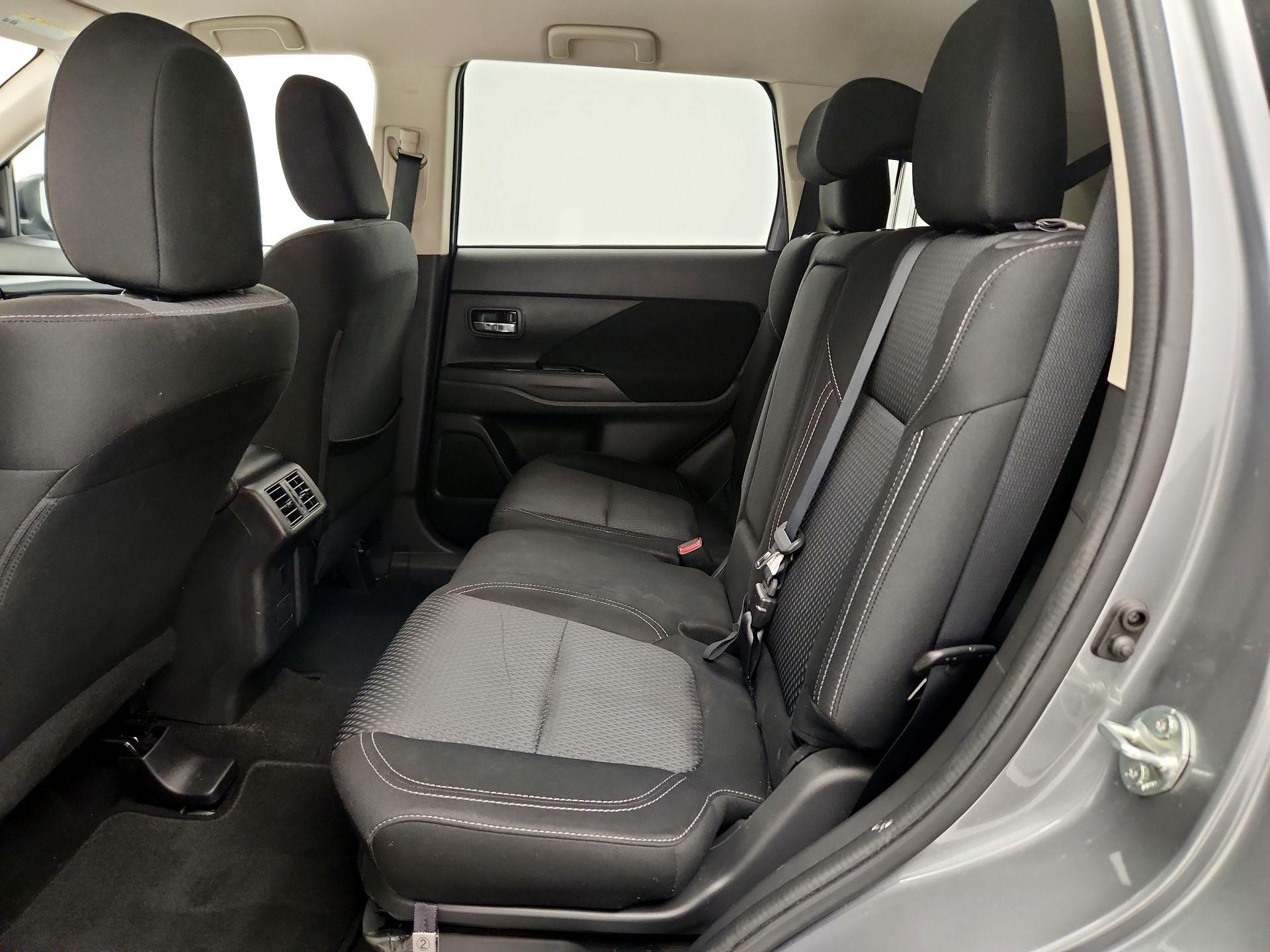 Thumbnail: 2020 Mitsubishi Outlander - 19