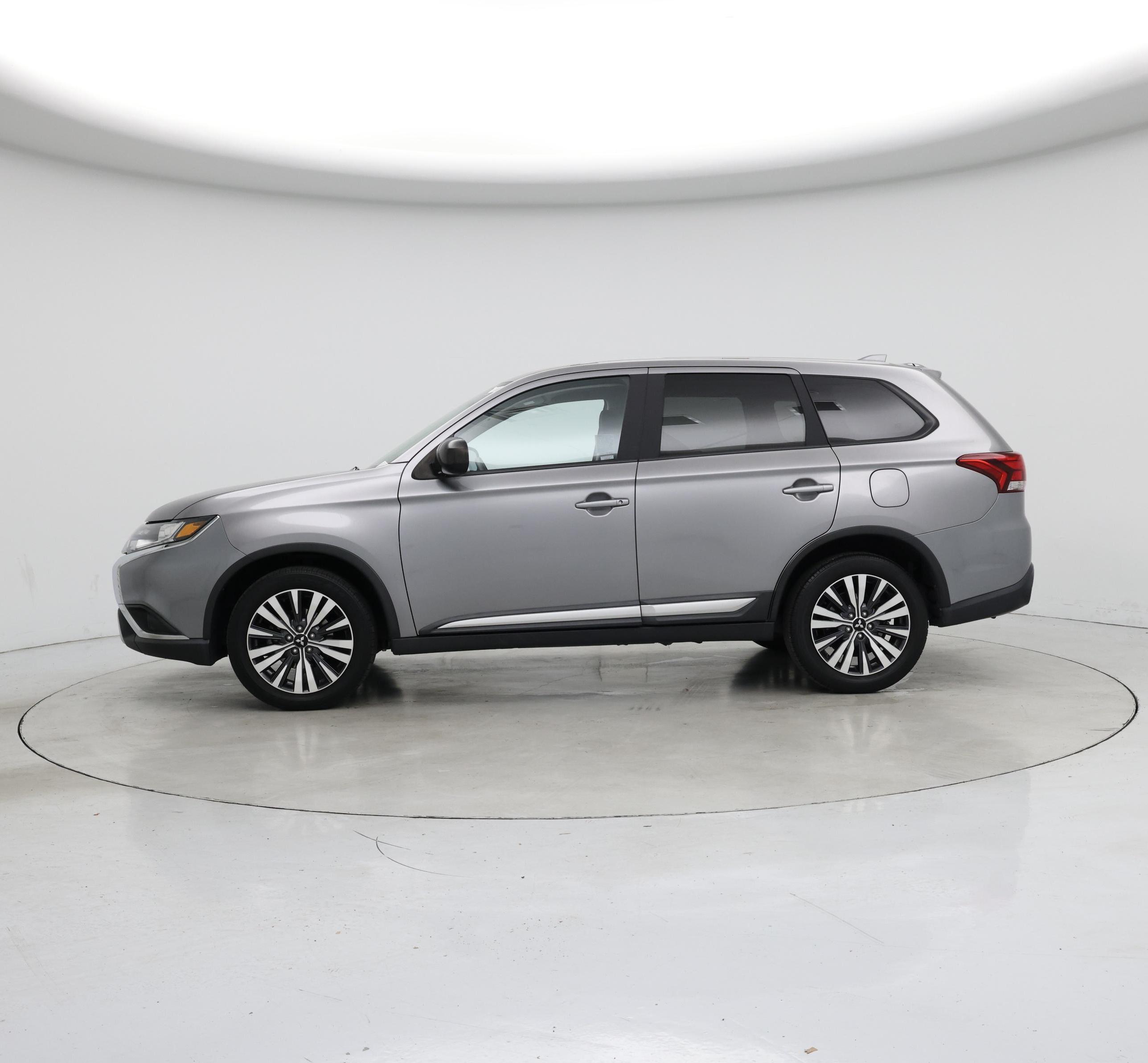 Thumbnail: 2020 Mitsubishi Outlander - 3