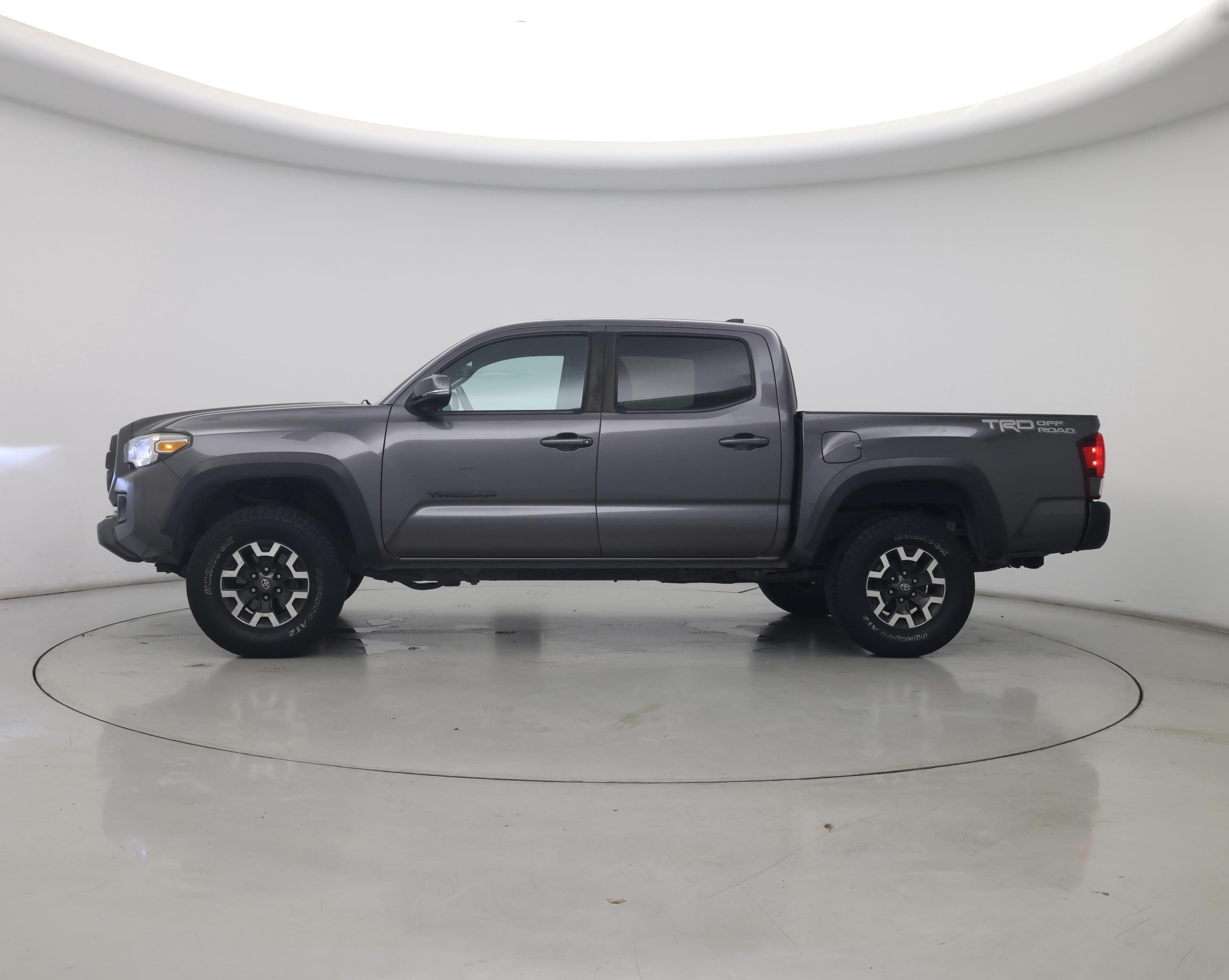 Thumbnail: 2019 Toyota Tacoma - 3