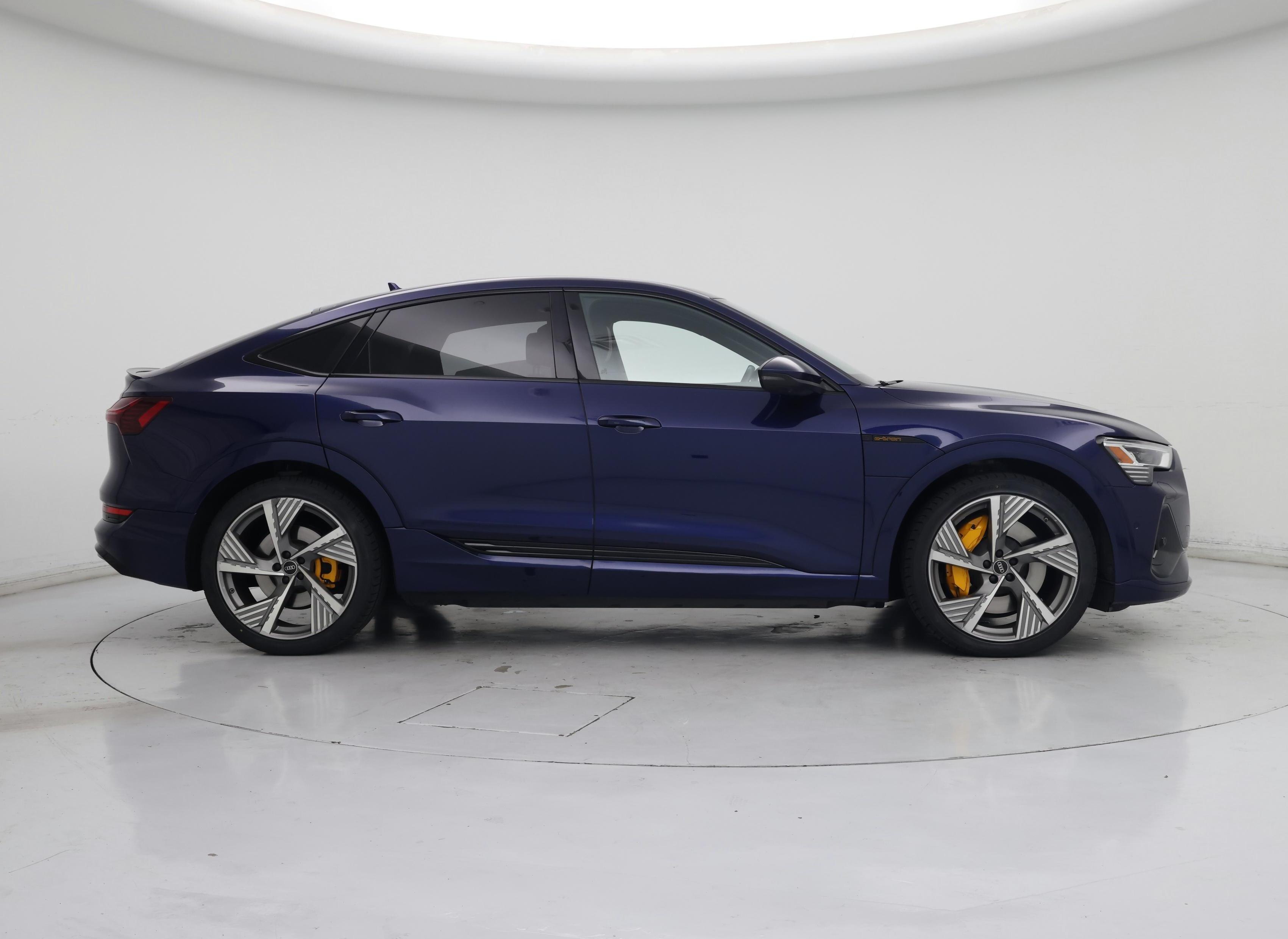 Thumbnail: 2022 Audi e-tron S - 7