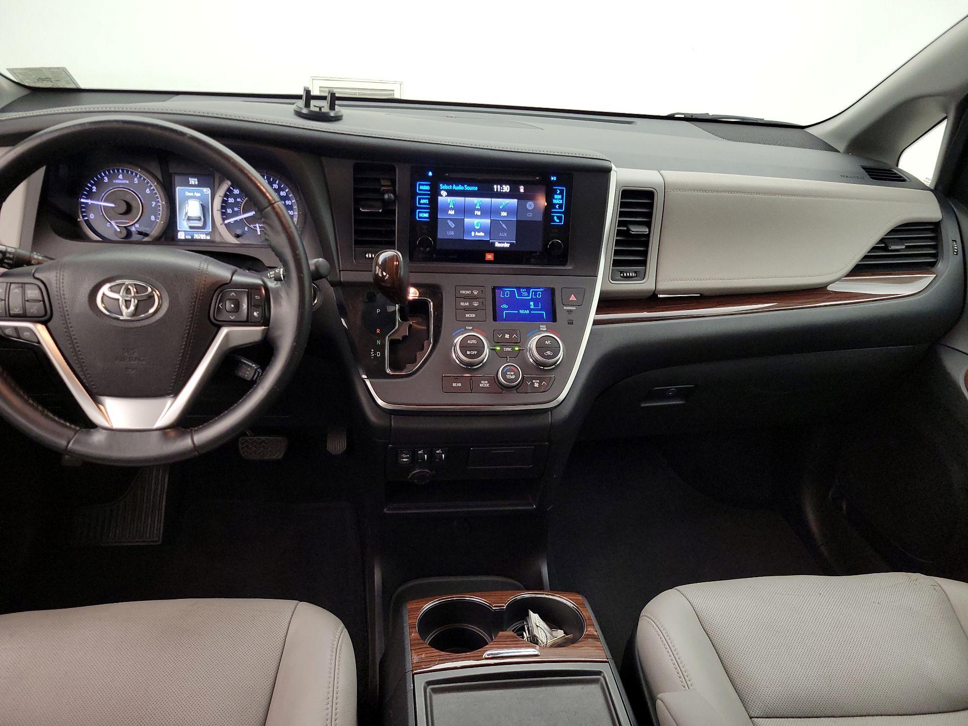 Thumbnail: 2017 Toyota Sienna - 9