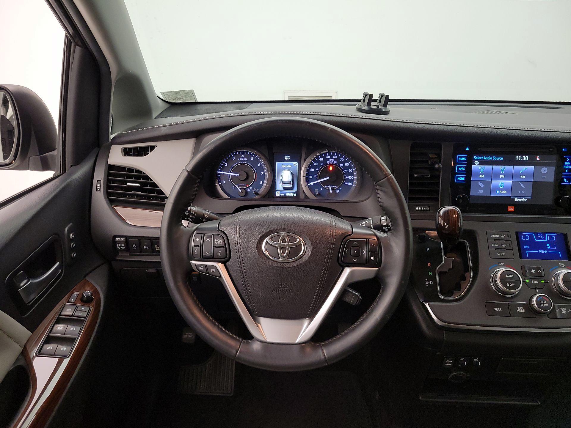 Thumbnail: 2017 Toyota Sienna - 10
