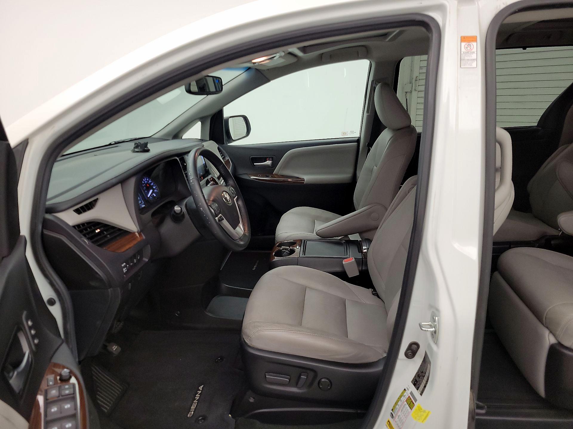Thumbnail: 2017 Toyota Sienna - 11