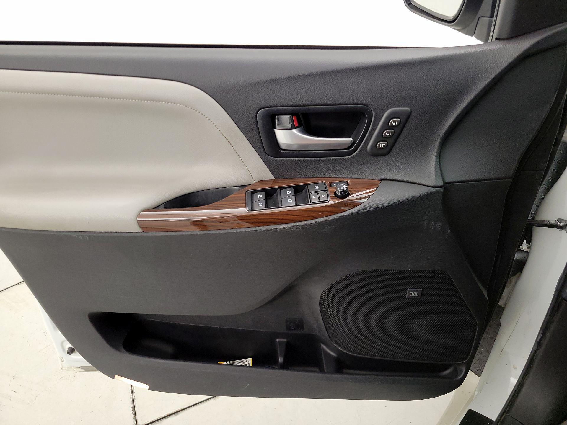 Thumbnail: 2017 Toyota Sienna - 12