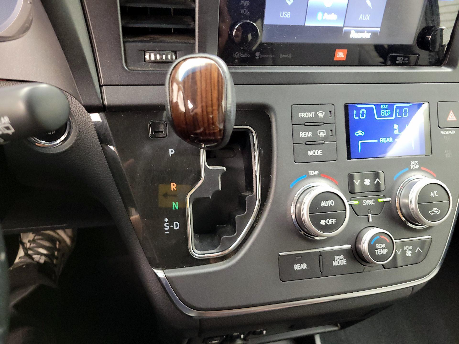 Thumbnail: 2017 Toyota Sienna - 16