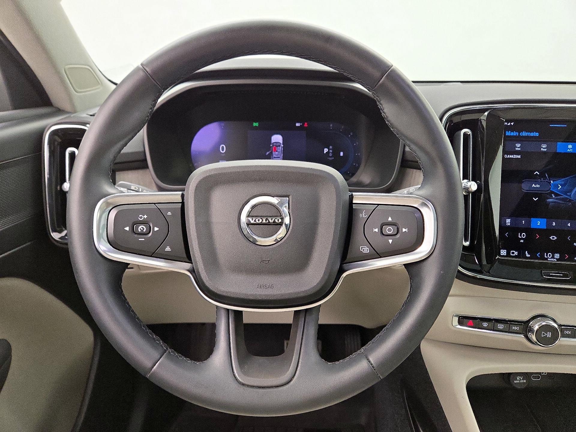 Thumbnail: 2023 Volvo XC40 - 10