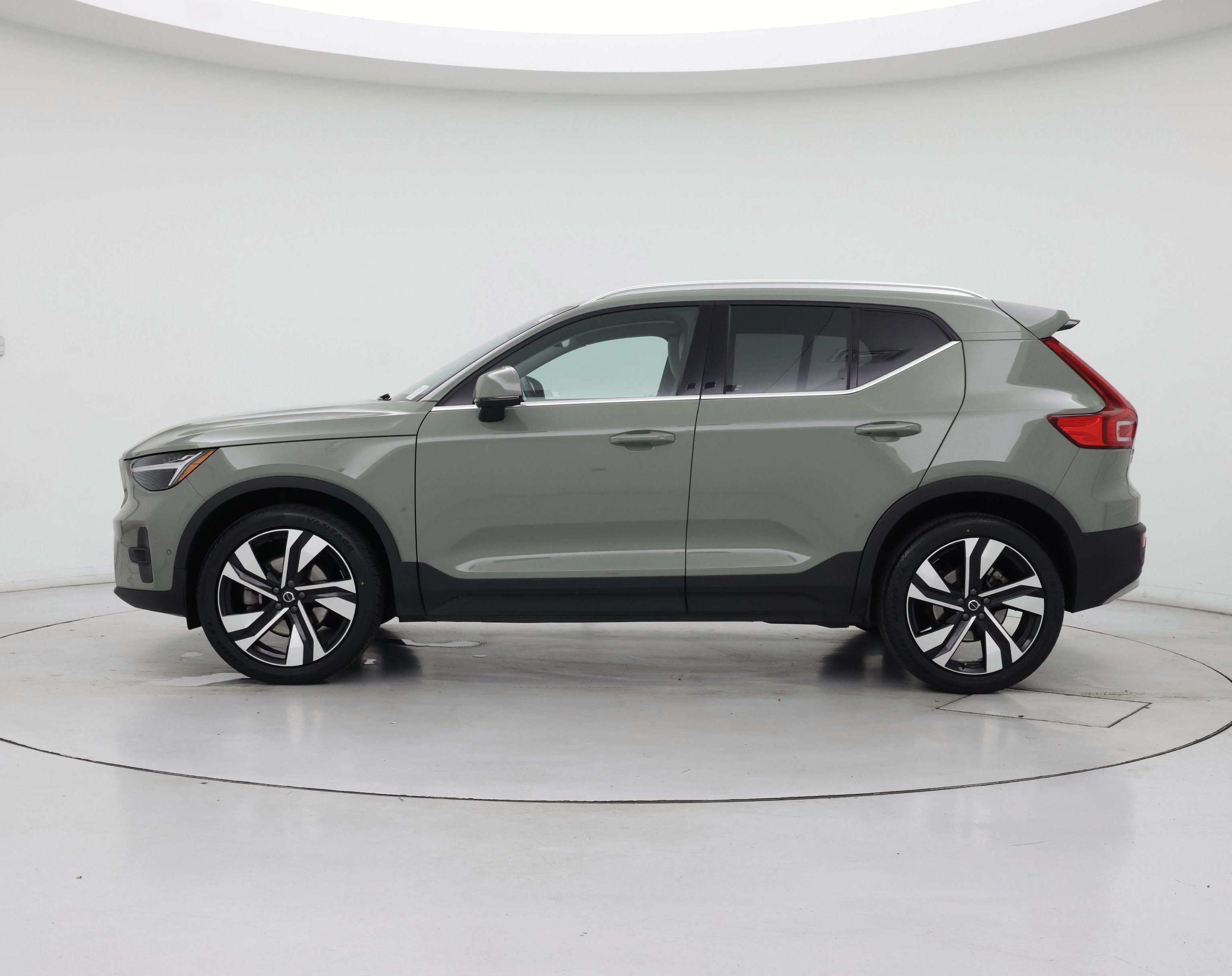 Thumbnail: 2023 Volvo XC40 - 3