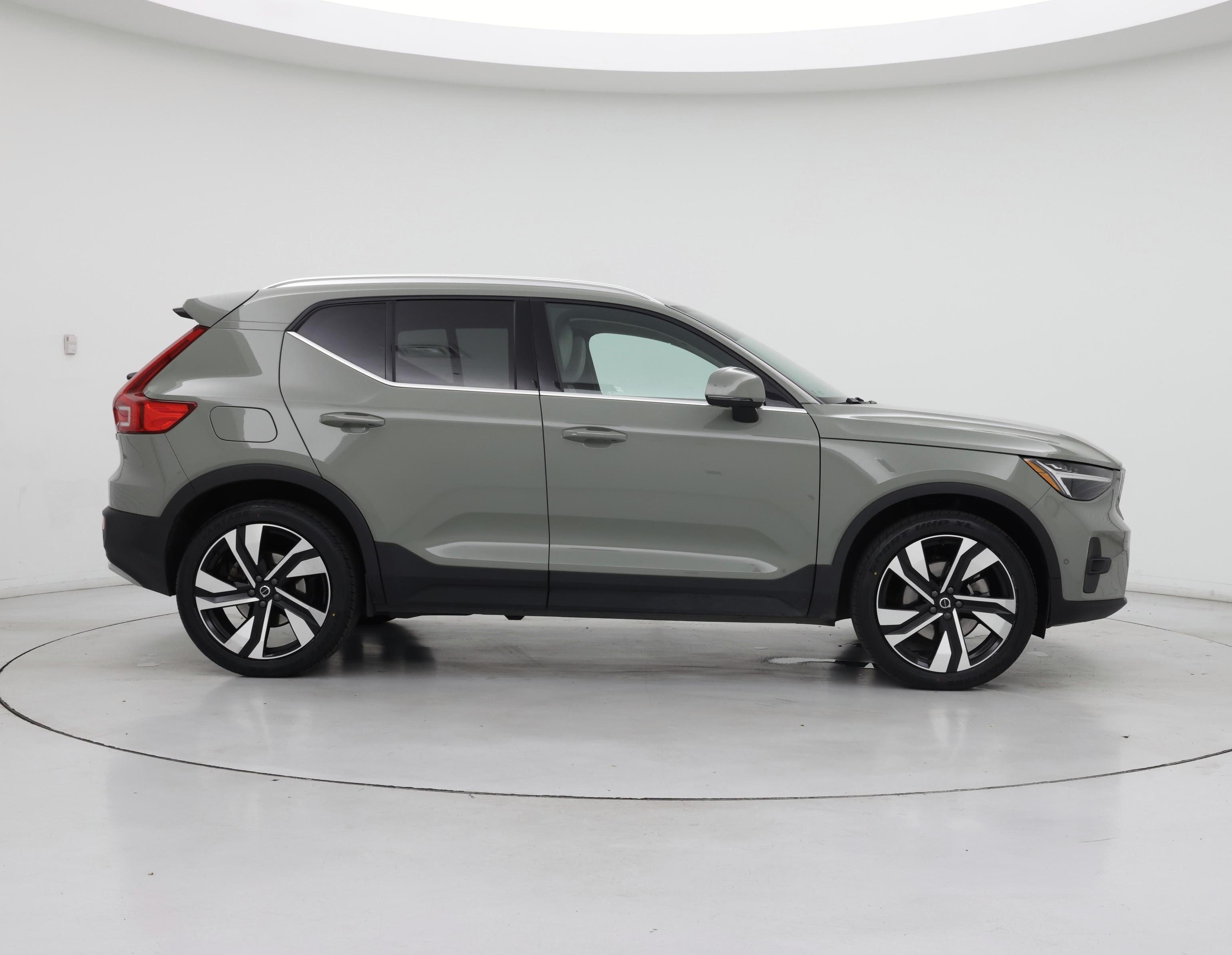 Thumbnail: 2023 Volvo XC40 - 7