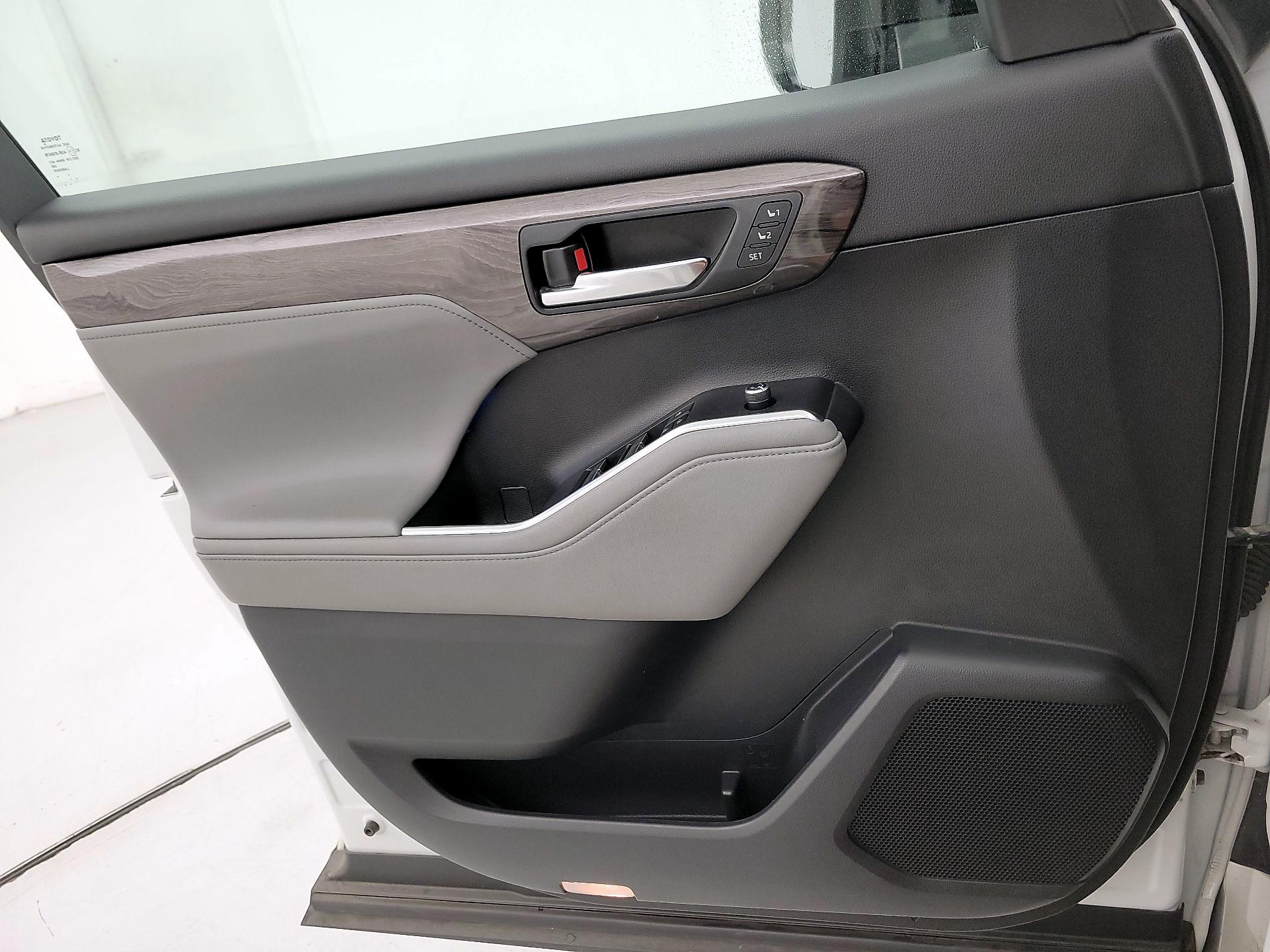 Thumbnail: 2020 Toyota Highlander - 12
