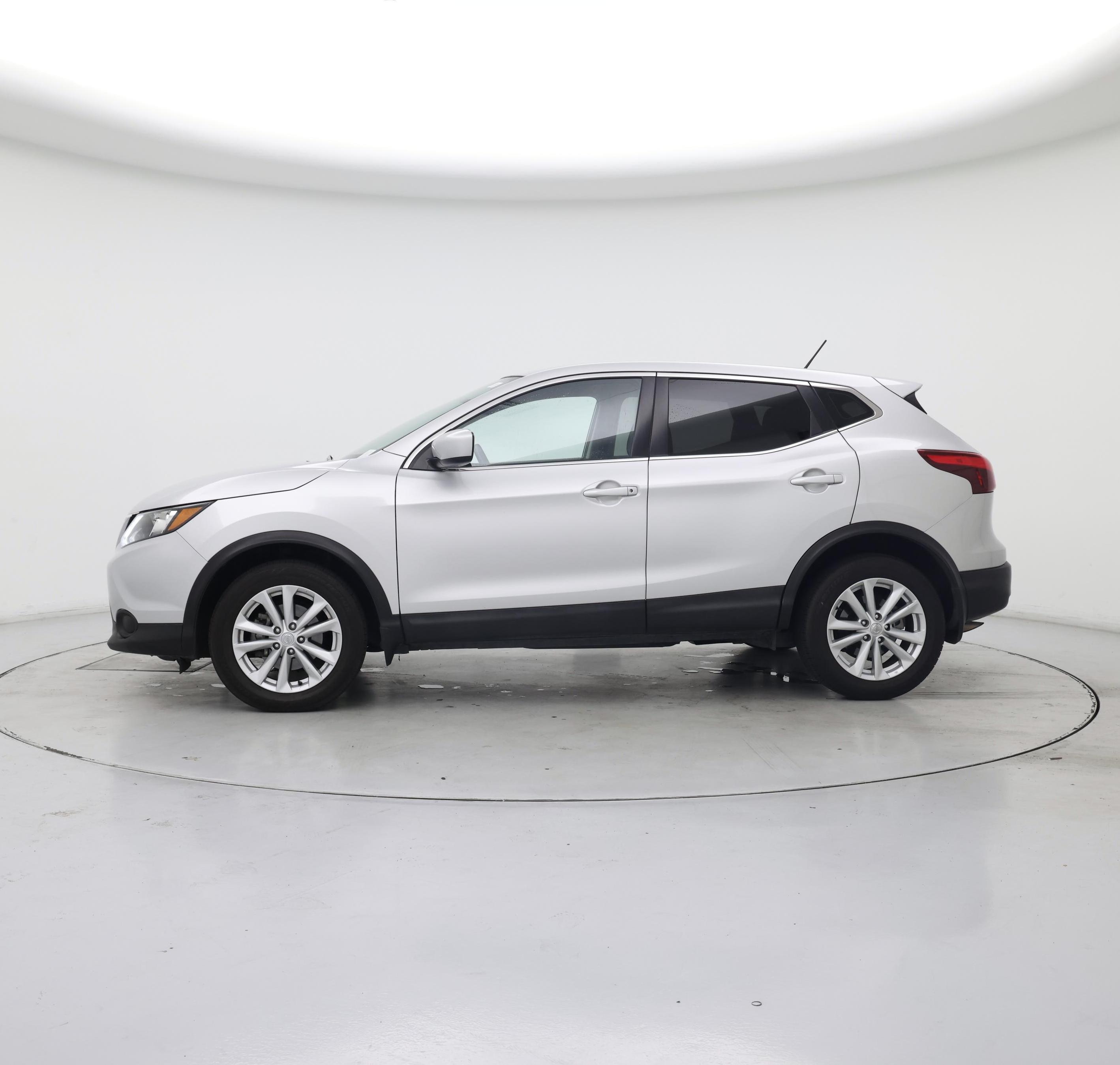 Thumbnail: 2017 Nissan Rogue Sport - 3