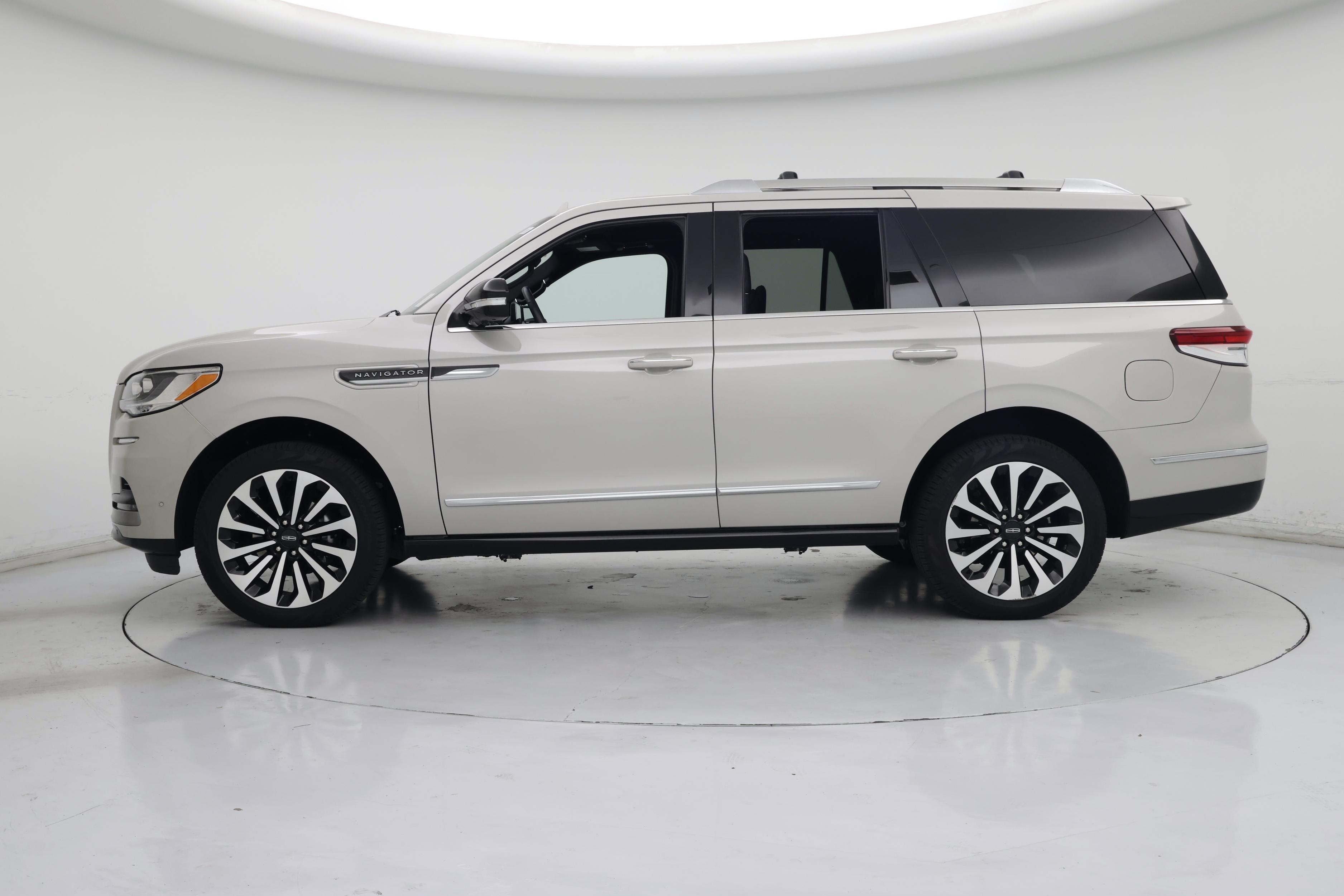 Thumbnail: 2024 Lincoln Navigator - 3