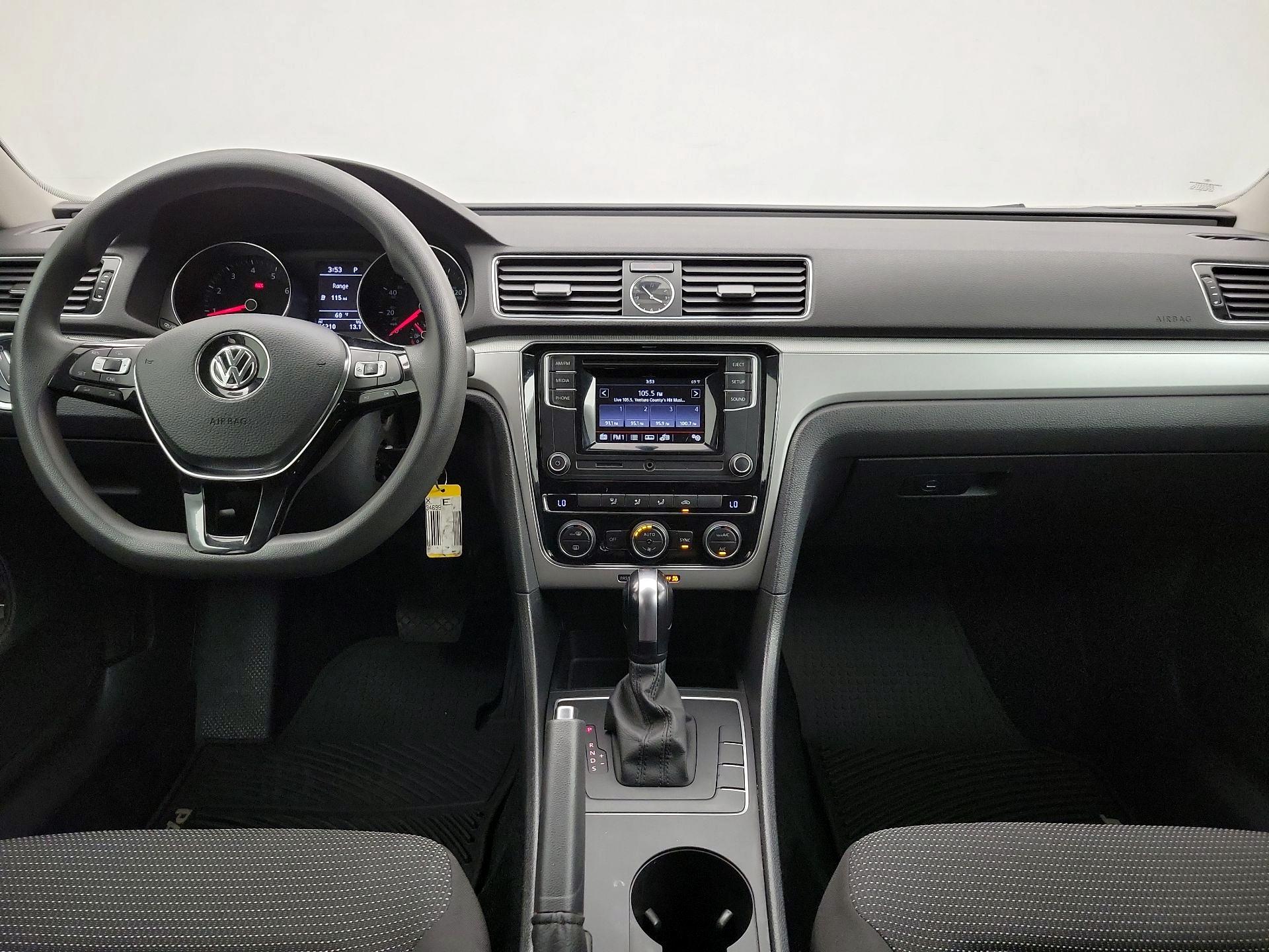 Thumbnail: 2016 Volkswagen Passat - 9