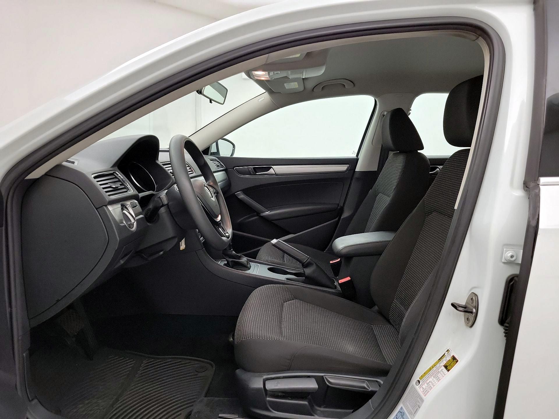 Thumbnail: 2016 Volkswagen Passat - 11