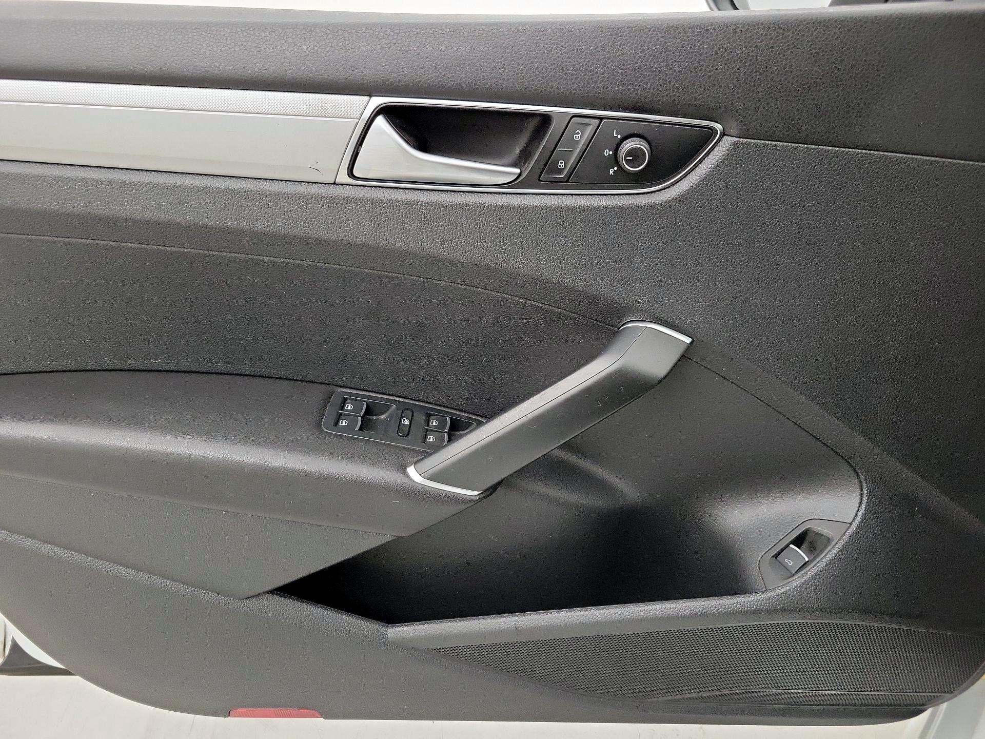Thumbnail: 2016 Volkswagen Passat - 12