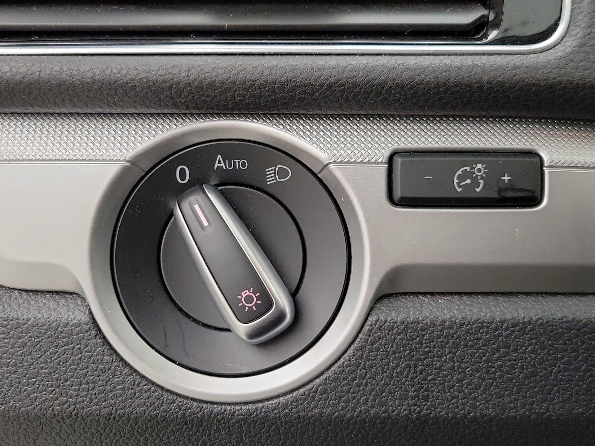Thumbnail: 2016 Volkswagen Passat - 13