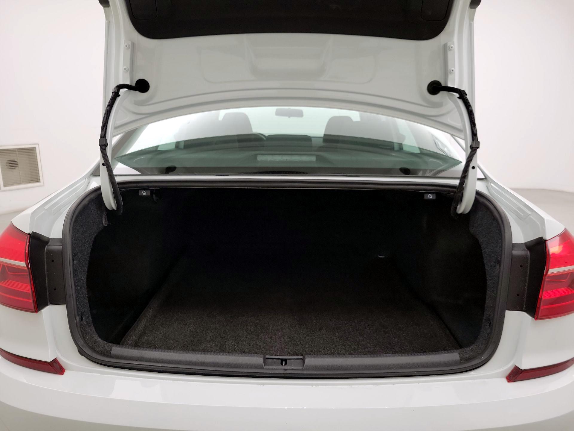 Thumbnail: 2016 Volkswagen Passat - 20