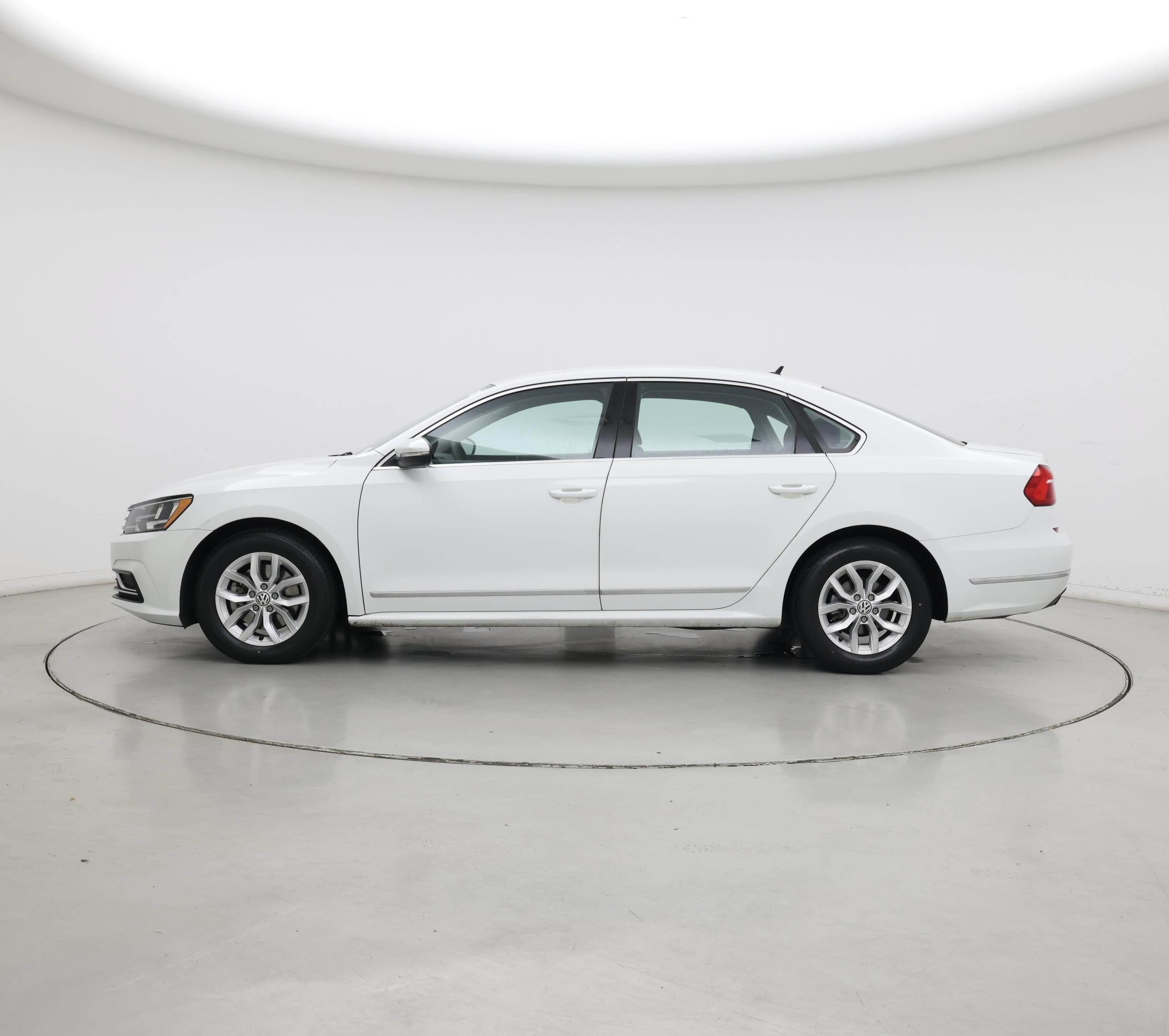 Thumbnail: 2016 Volkswagen Passat - 3