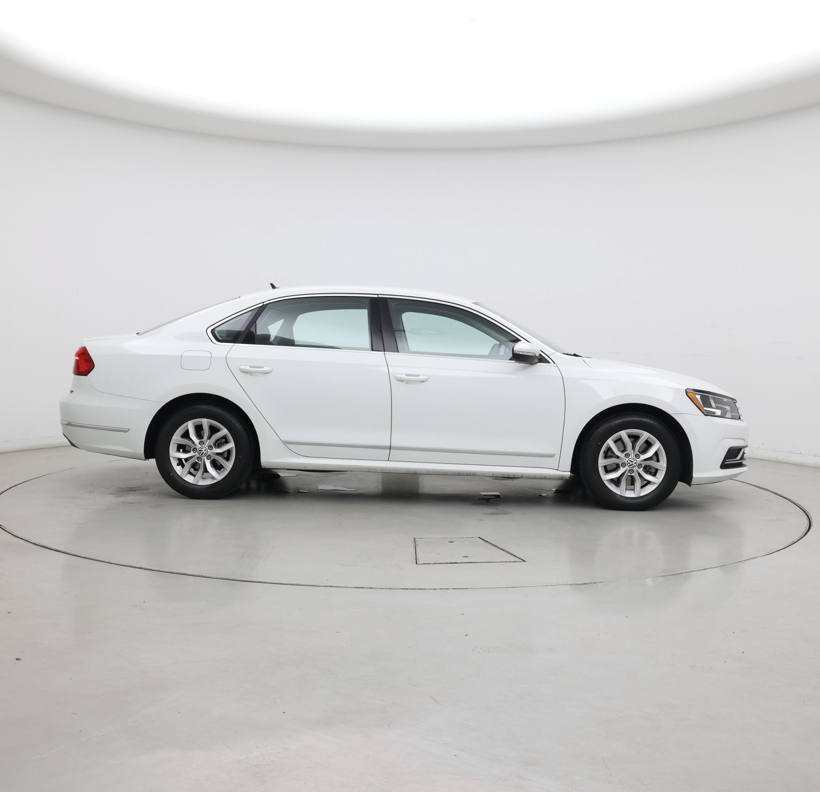 Thumbnail: 2016 Volkswagen Passat - 7