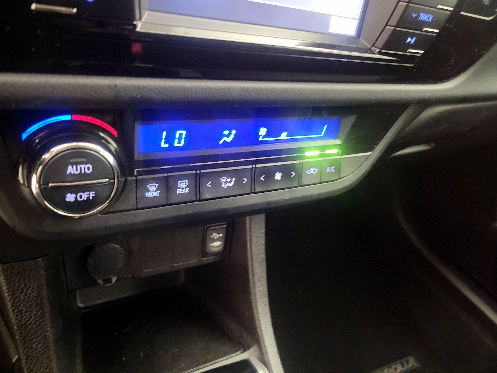 Thumbnail: 2015 Toyota Corolla - 16