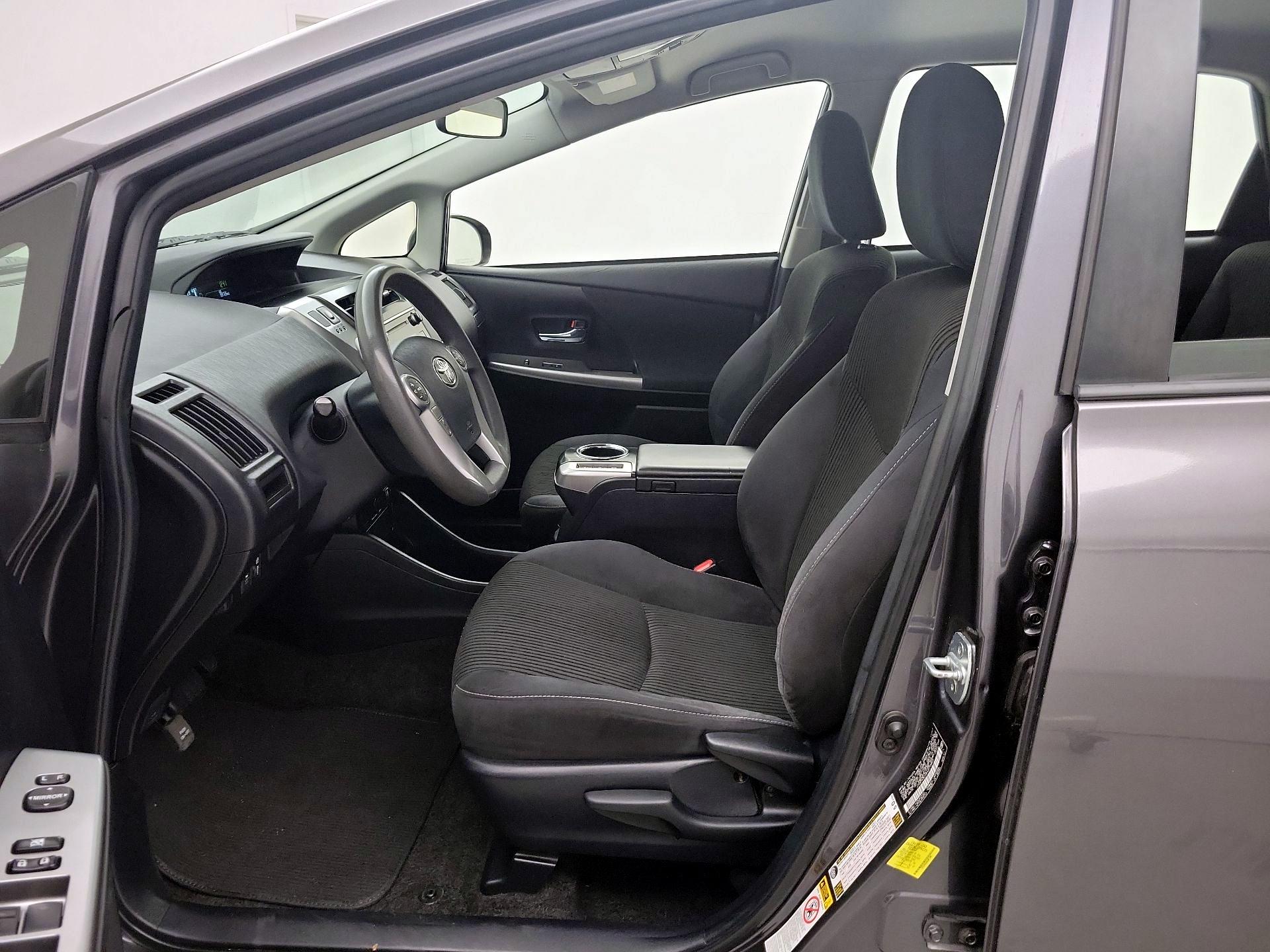 Thumbnail: 2017 Toyota Prius v - 11