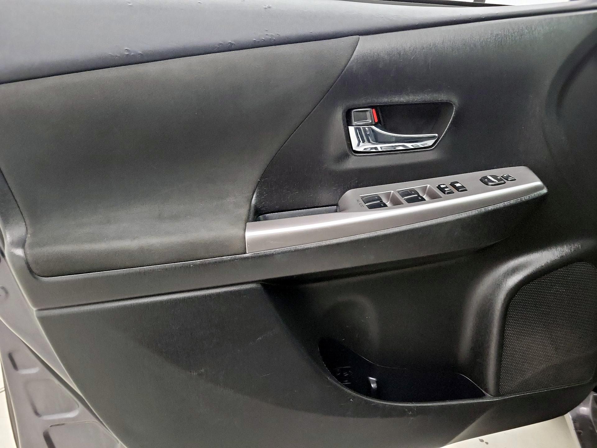 Thumbnail: 2017 Toyota Prius v - 12