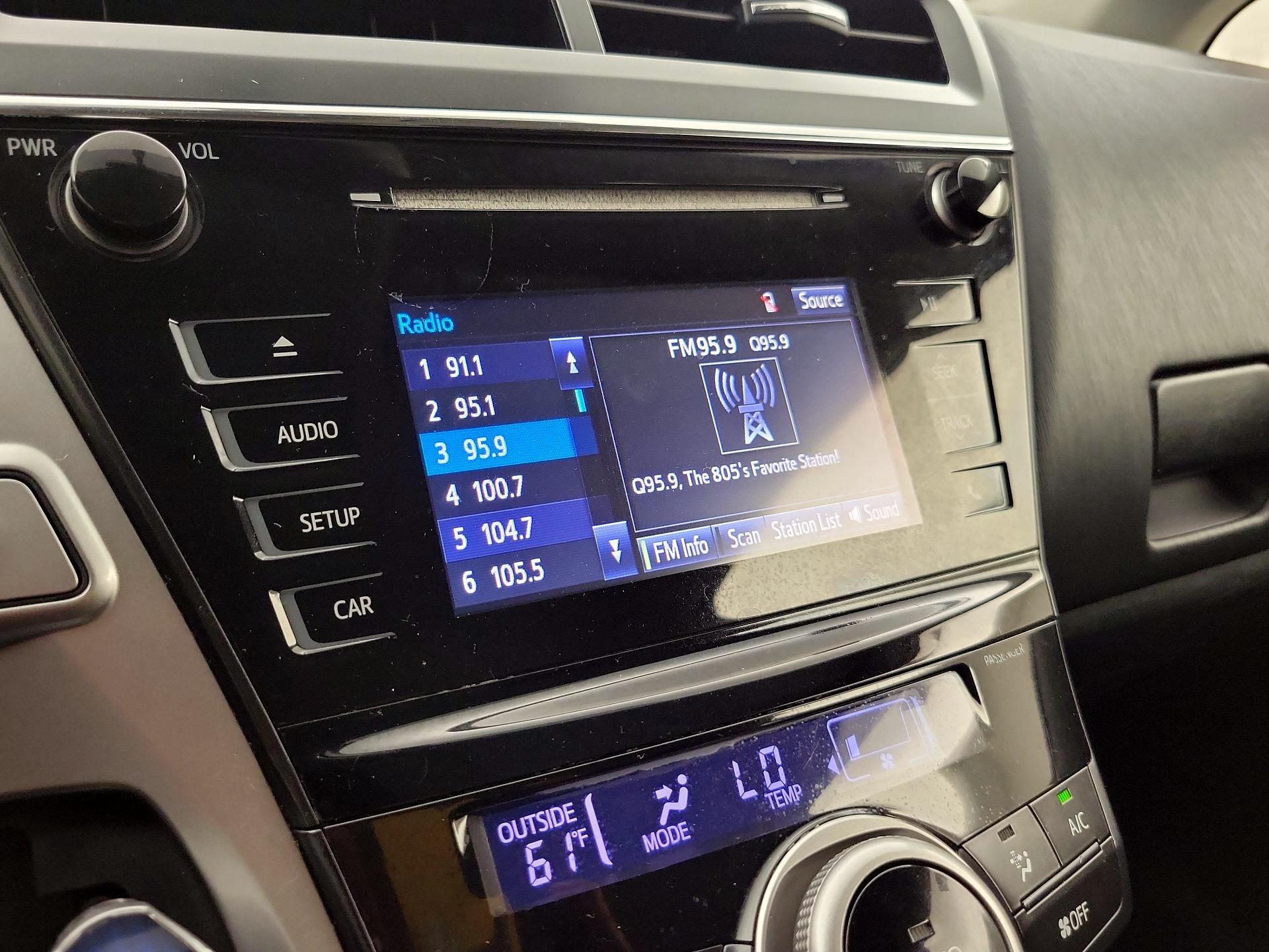 Thumbnail: 2017 Toyota Prius v - 15