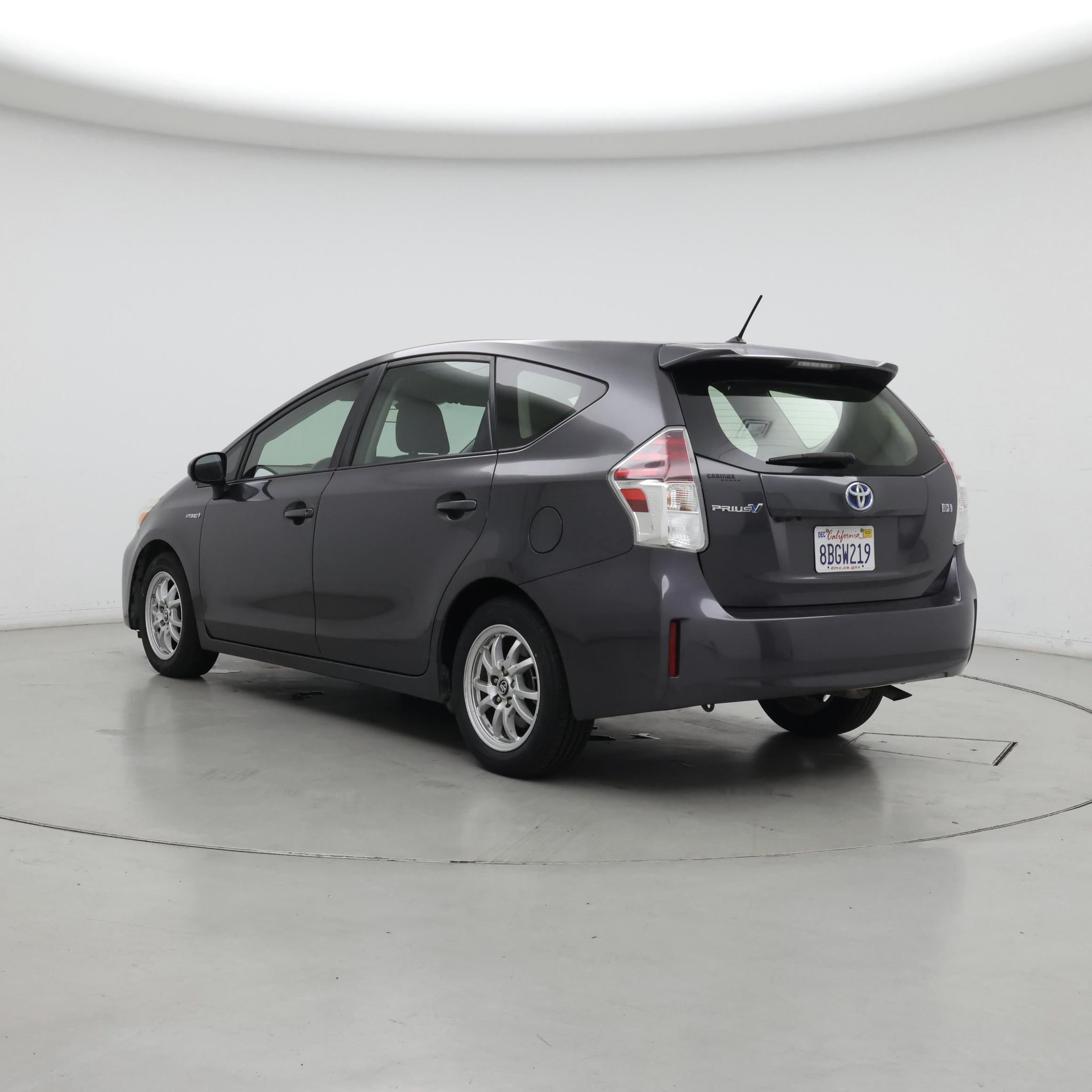 Thumbnail: 2017 Toyota Prius v - 2