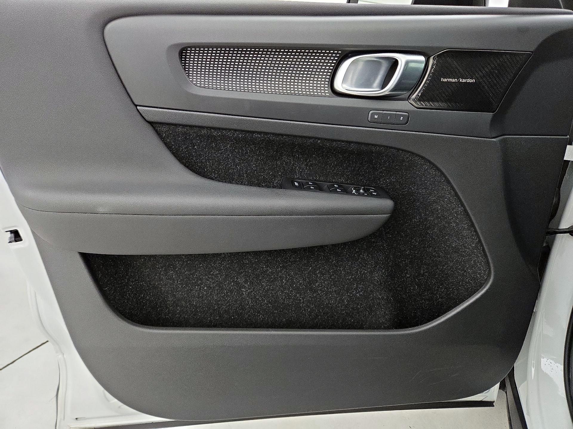 Thumbnail: 2021 Volvo XC40 - 12